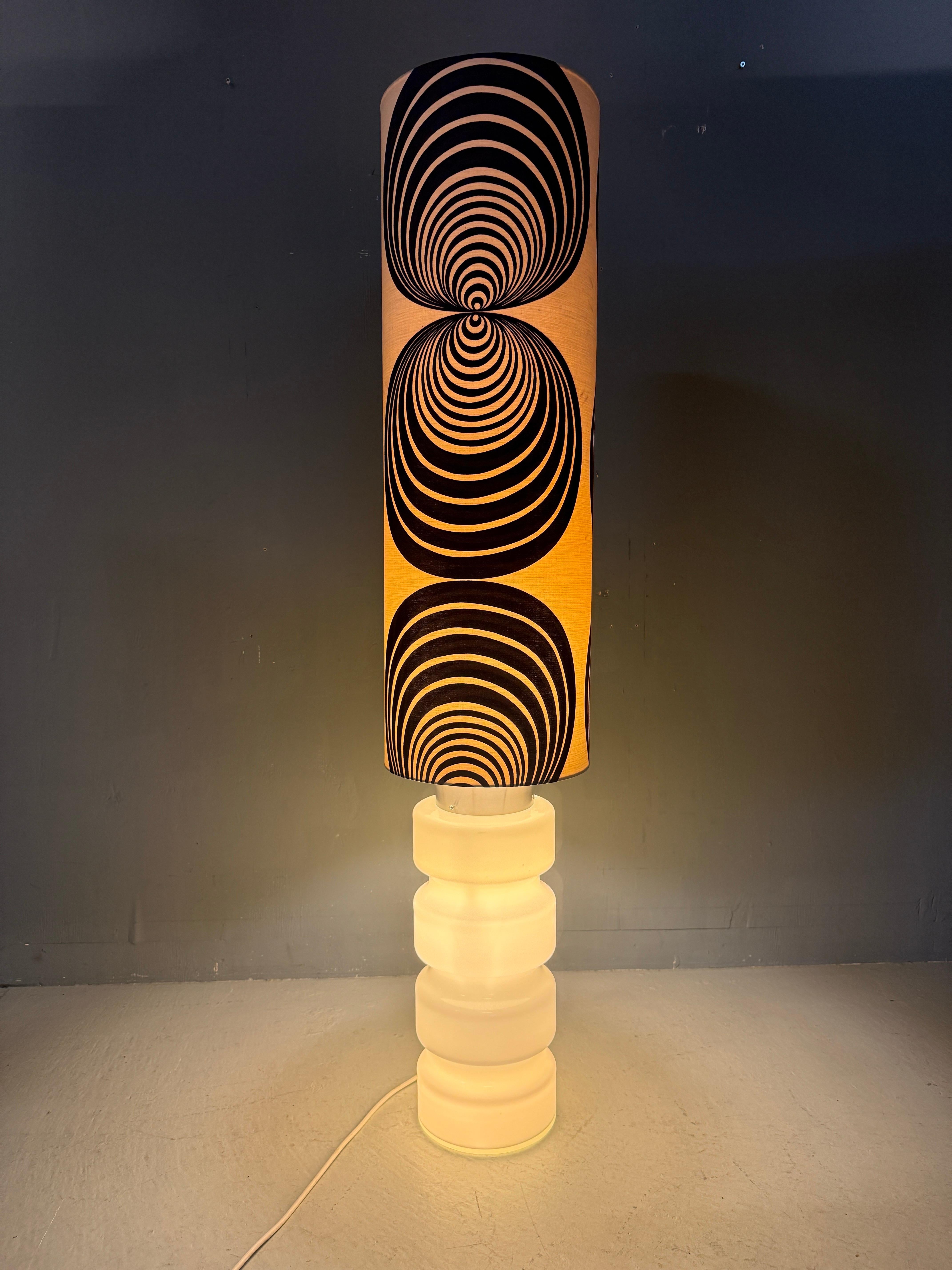 Weißes Glas 59 Zoll Stehlampe- 3-Wege-Schalter- siebziger Jahre Lampenschirm -Deutschland- im Angebot 1