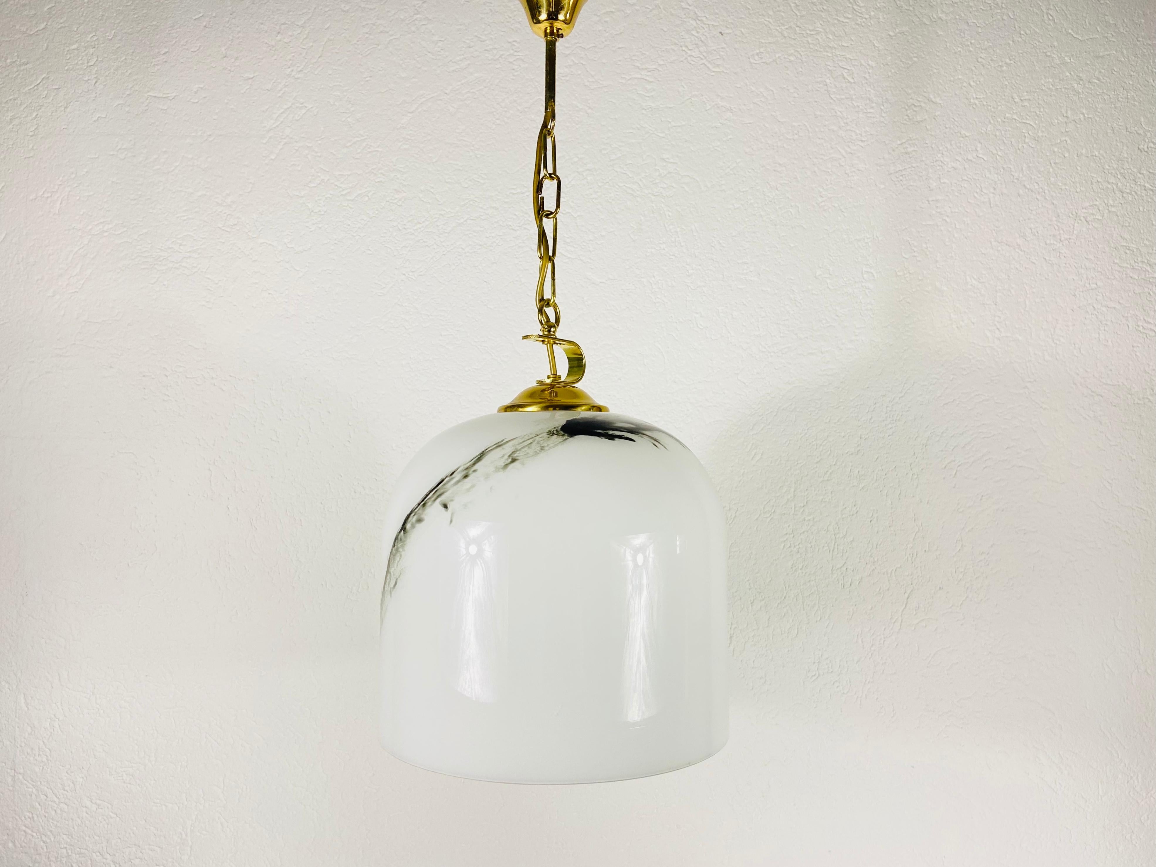 A hanging lamp by Peill & Putzler made in Germany in the 1970s. It has a white glass shade in the shape of Bumling. The top part of the glass shade is brass.

The light requires one E27 (E26 US) light bulb. Works with both 120/220V.



 
