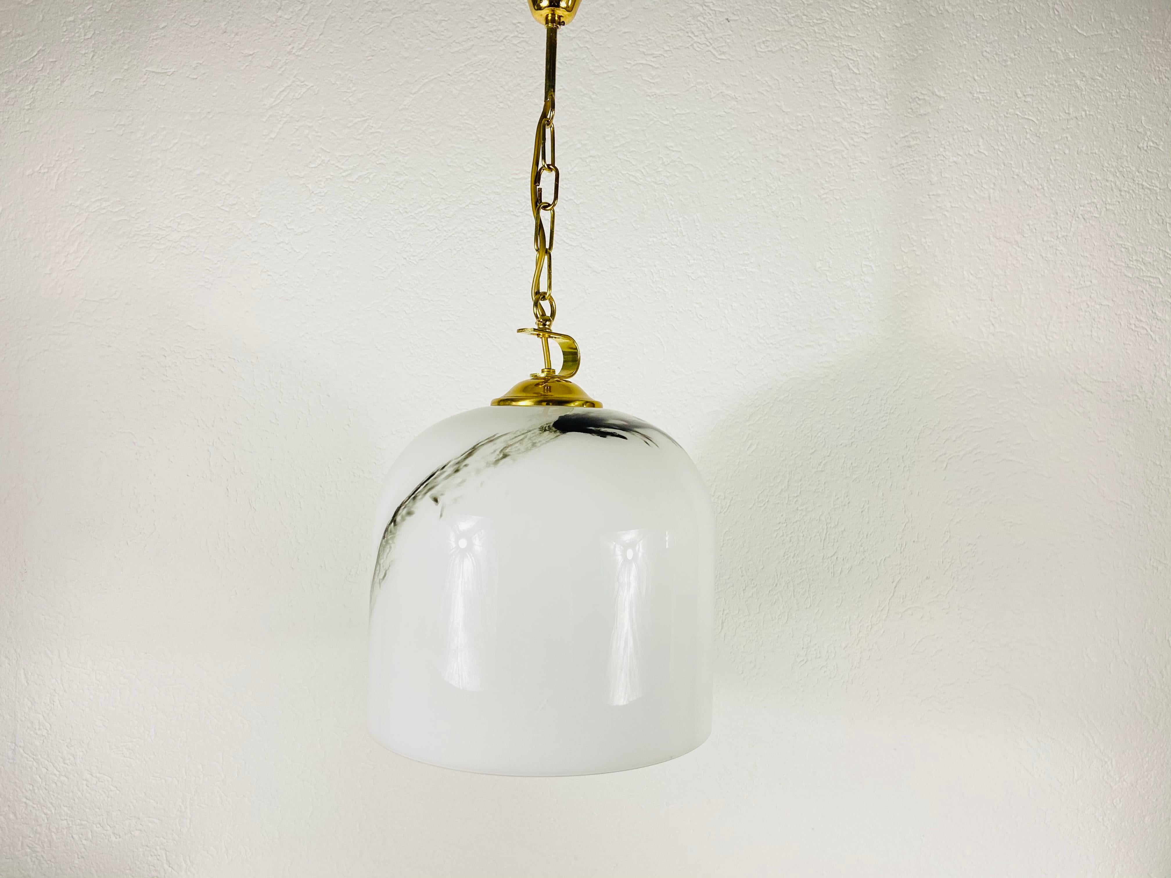 Tedesco Lampada a sospensione in vetro bianco e ottone di Peill & Putzler, anni '70, Germania in vendita