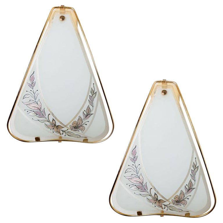 Appliques murales à fleurs ornées en verre blanc et laiton en vente