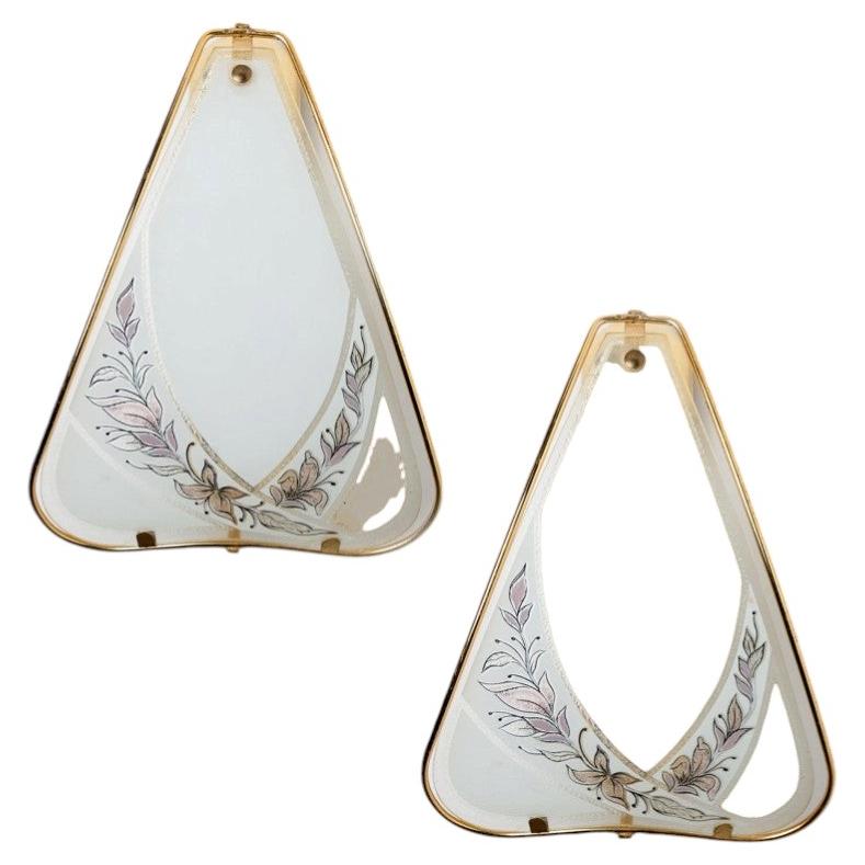Applique in vetro bianco e ottone con fiori ornamentali in vendita