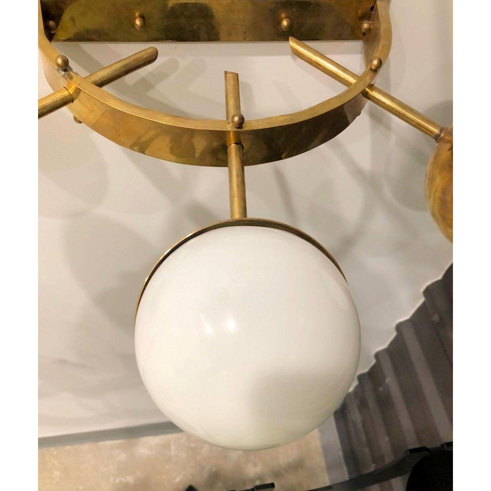 Apliques de cristal blanco y latón, Italia mediados del siglo XX en venta