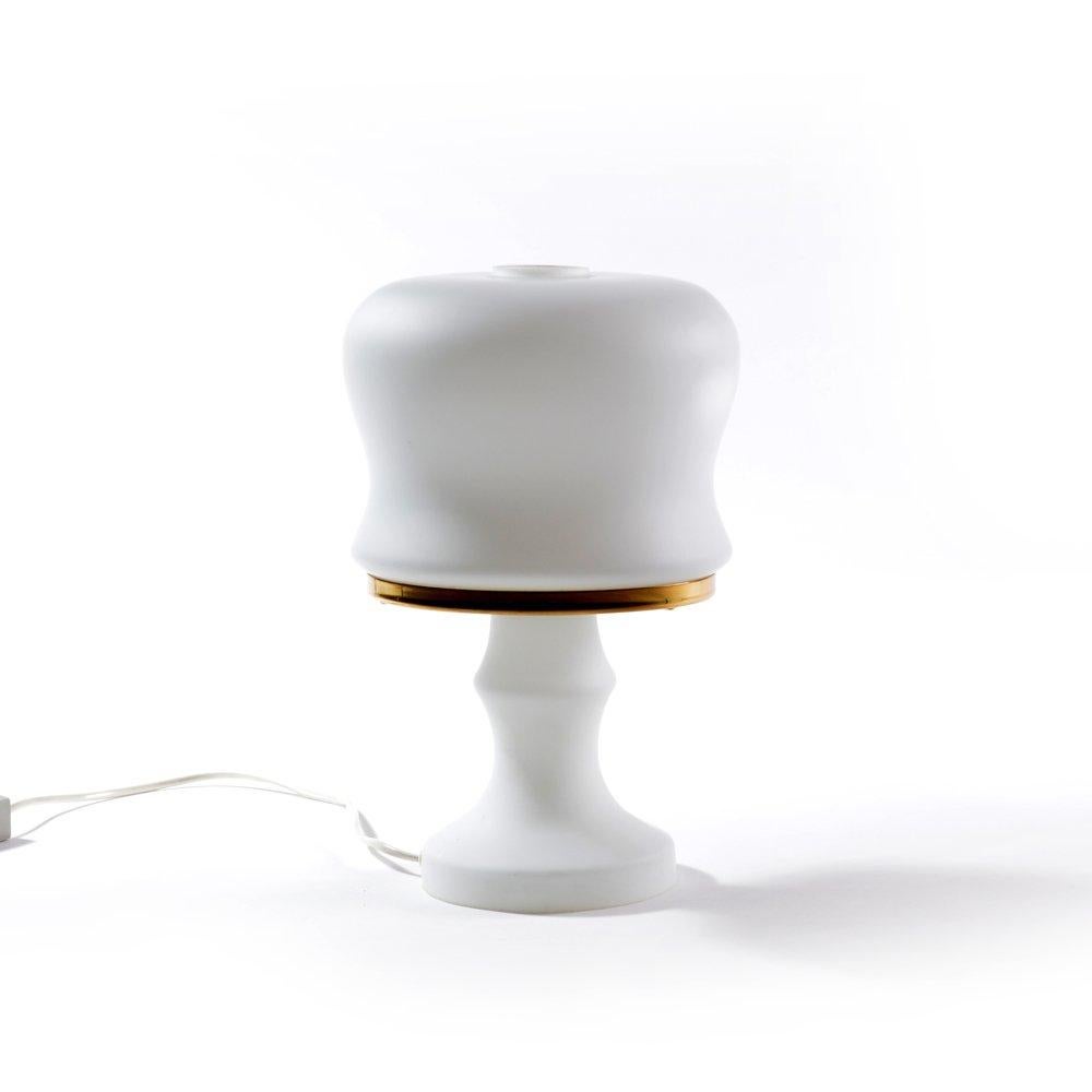 Schöne und sehr elegante Tischleuchte aus reinweißem Opalglas mit matter Oberfläche und Messingring, hergestellt von Osvetlovaci SkLO Company in der Tschechoslowakei in den 1970er Jahren. Die Lampe besteht aus einem Schirm und einem Sockelteil.