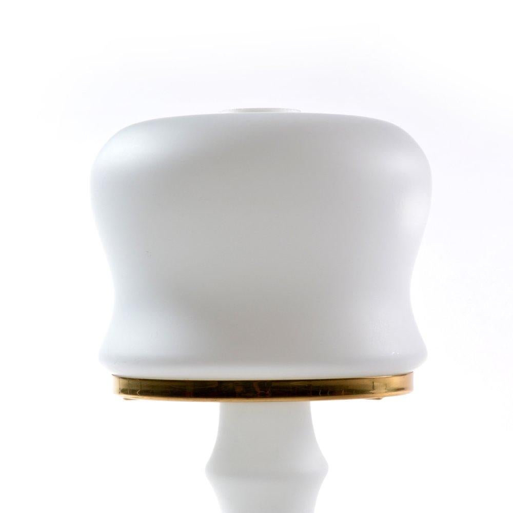 Tischlampe aus weißem Glas und Messing von Osvetlovaci Sklo, Tschechoslowakei, 1970er Jahre (Moderne der Mitte des Jahrhunderts) im Angebot