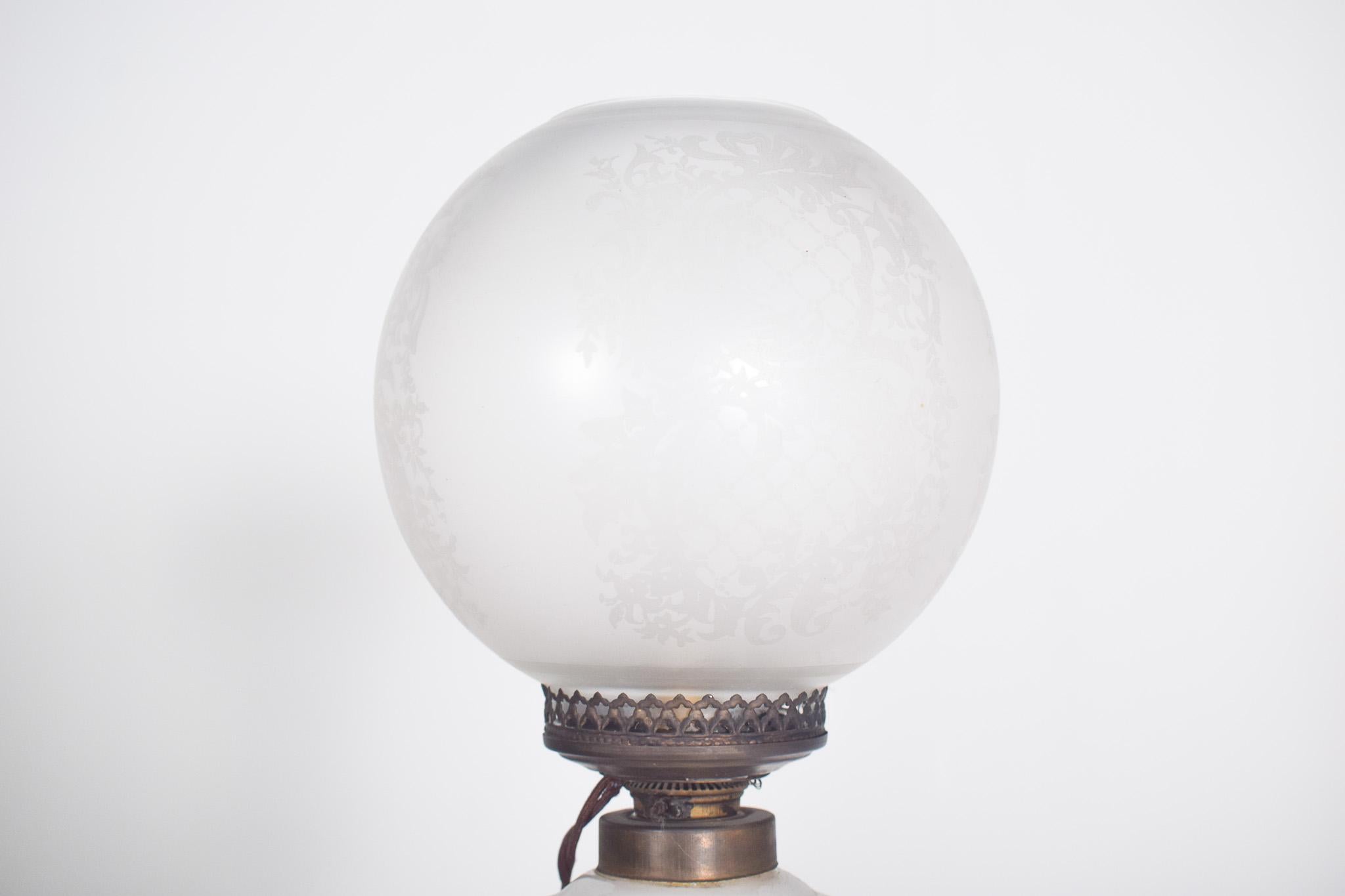 Lampe aus weißem Glas und Metall (Moderne der Mitte des Jahrhunderts) im Angebot