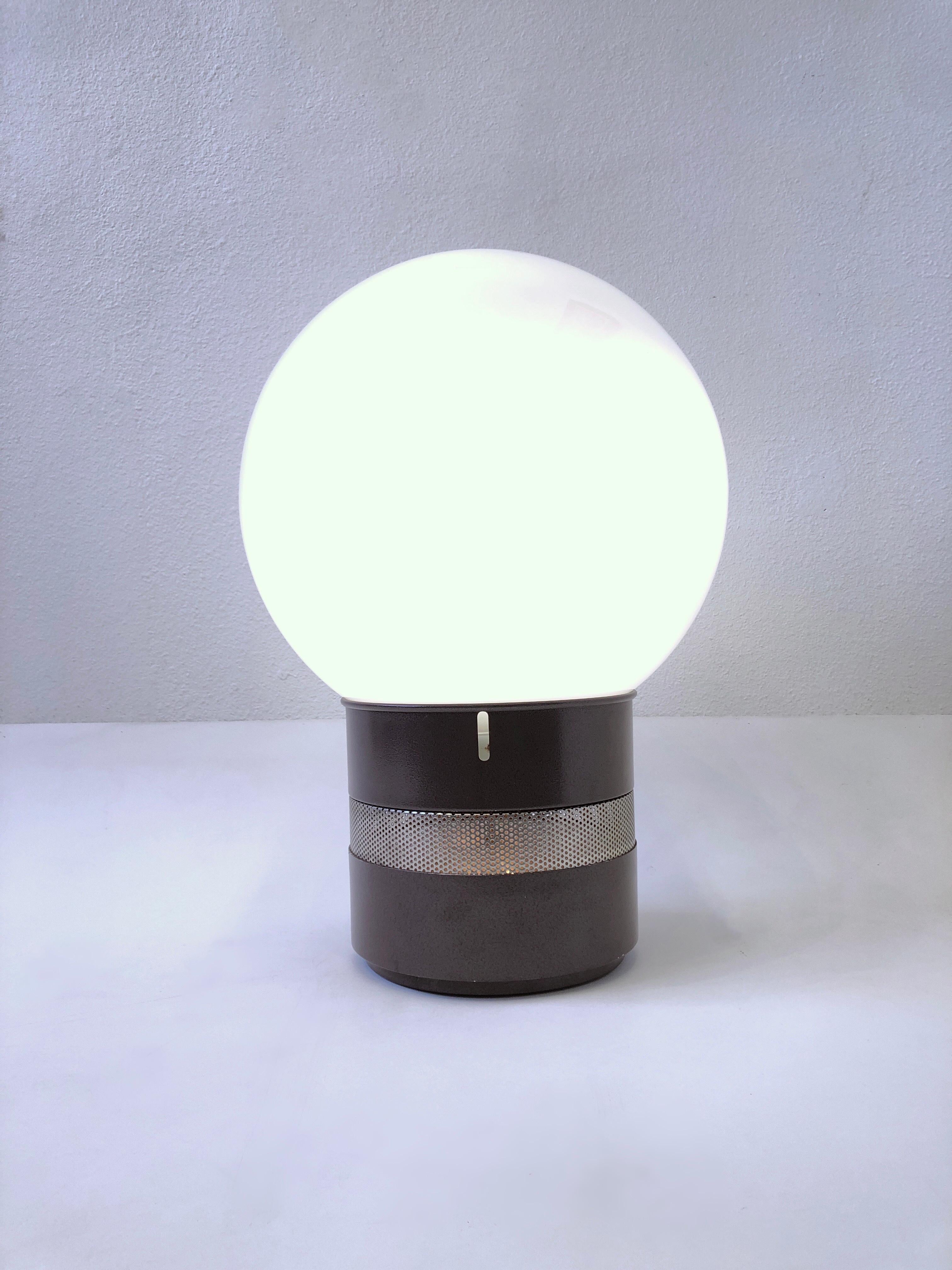 Mid-Century Modern Lampe de table Globe en verre blanc et revêtement en poudre Whiting par Gae Aulenti en vente