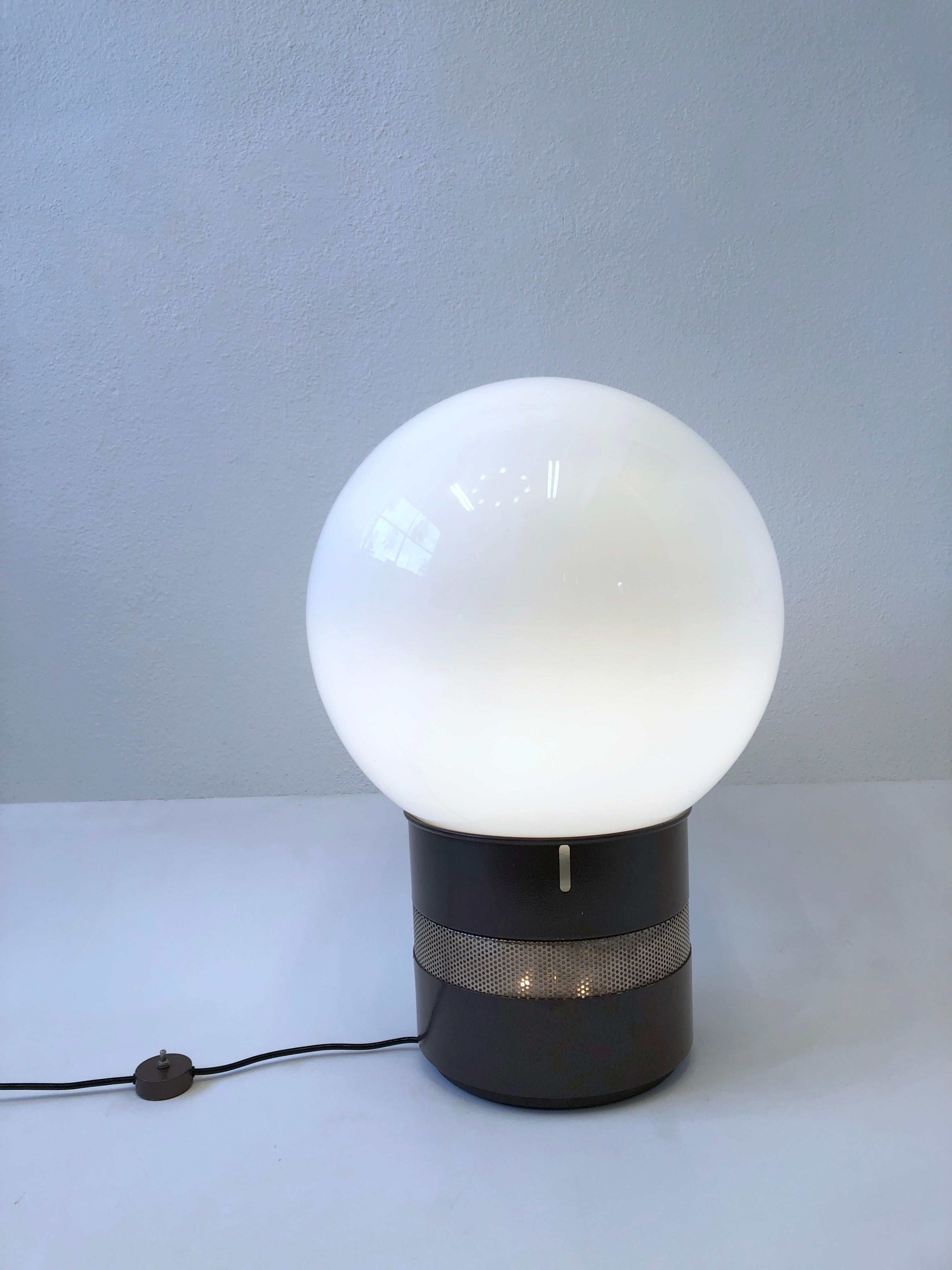 italien Lampe de table Globe en verre blanc et revêtement en poudre Whiting par Gae Aulenti en vente