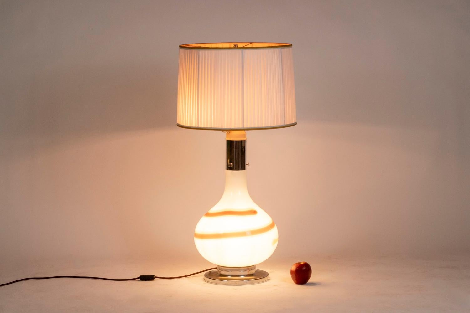 White glass lamp decorated with a brown and yellow spiral, 1970s In Good Condition For Sale In Saint-Ouen, FR