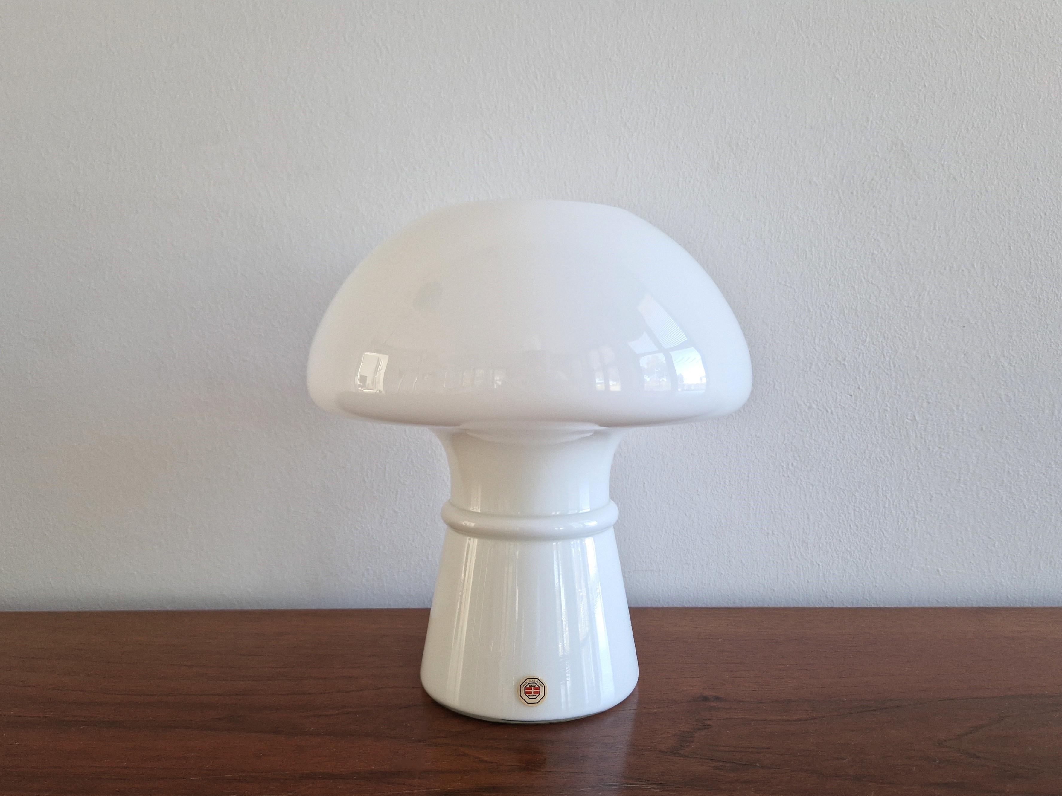 Cette lampe de table en forme de champignon a été conçue pour Odreco Belysning au Danemark dans les années 1980. Il est fabriqué en verre blanc soufflé à la bouche. Un éclairage en verre très propre et serein. La lampe est labellisée et en très bon