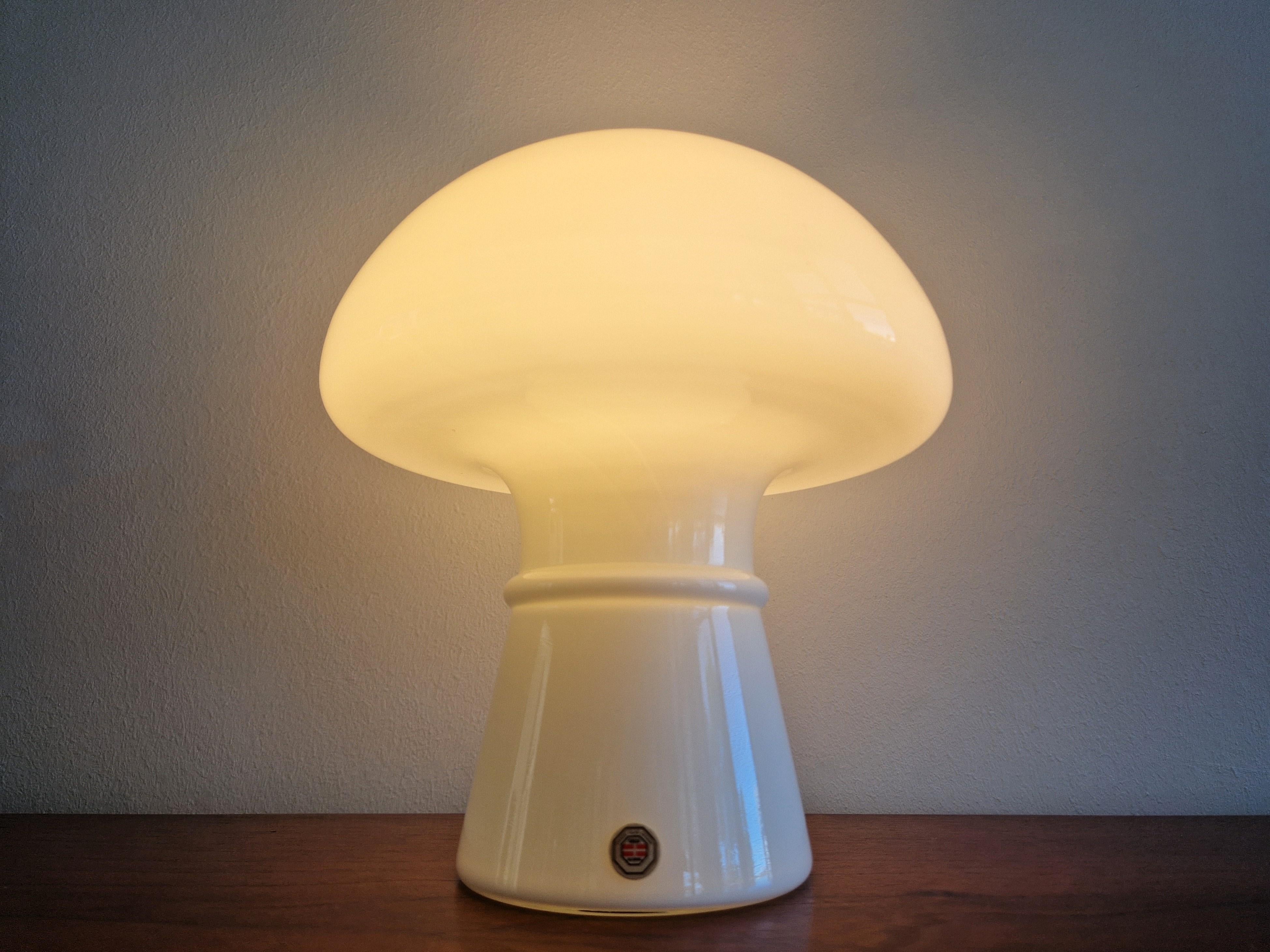 White glass mushroom table lamp for Odreco Belysning, Denmark 1980's In Good Condition For Sale In Steenwijk, NL