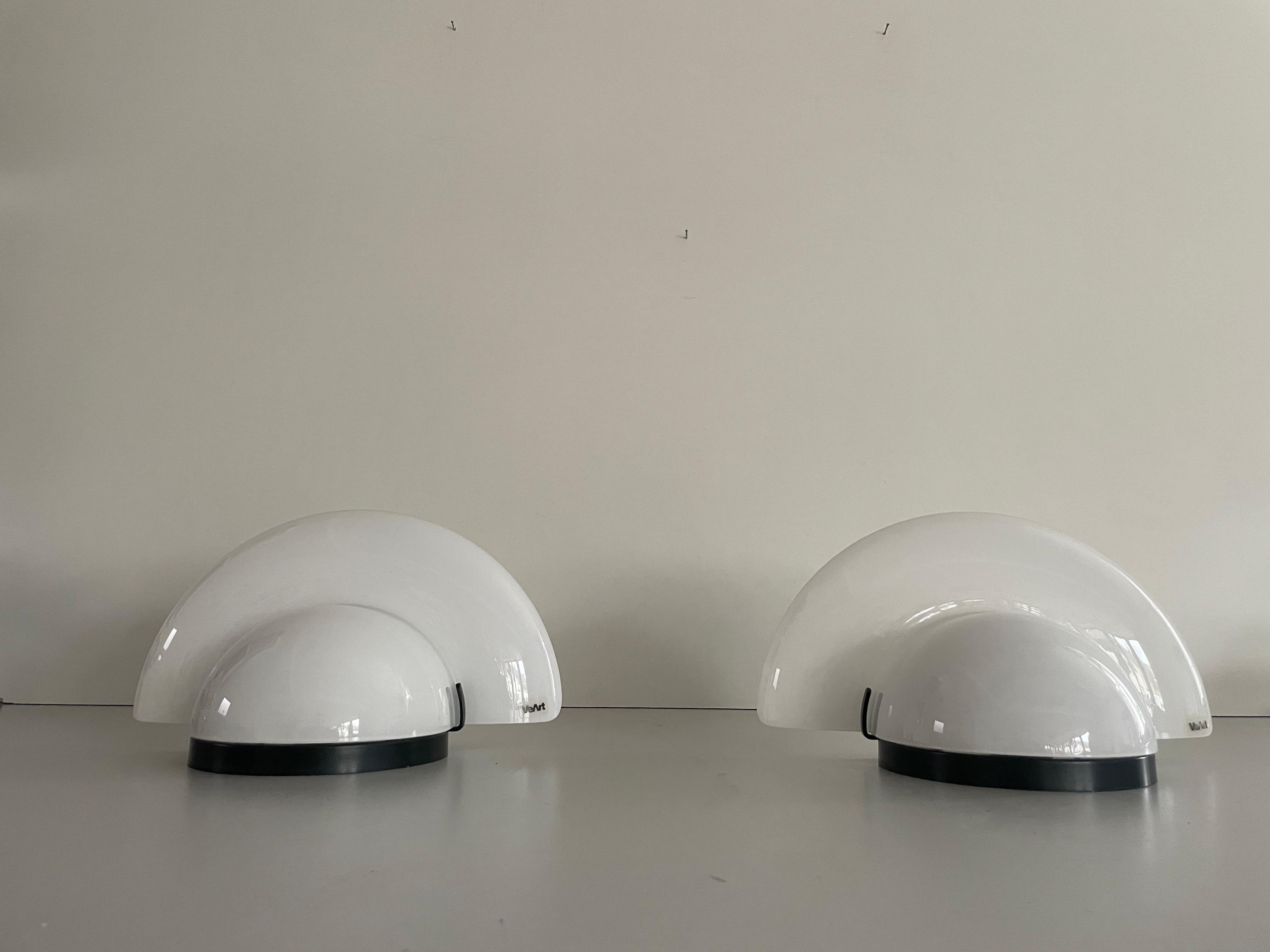 White Glass Pair of Sconces by VeArt, 1970s, Italy In Excellent Condition For Sale In Hagenbach, DE