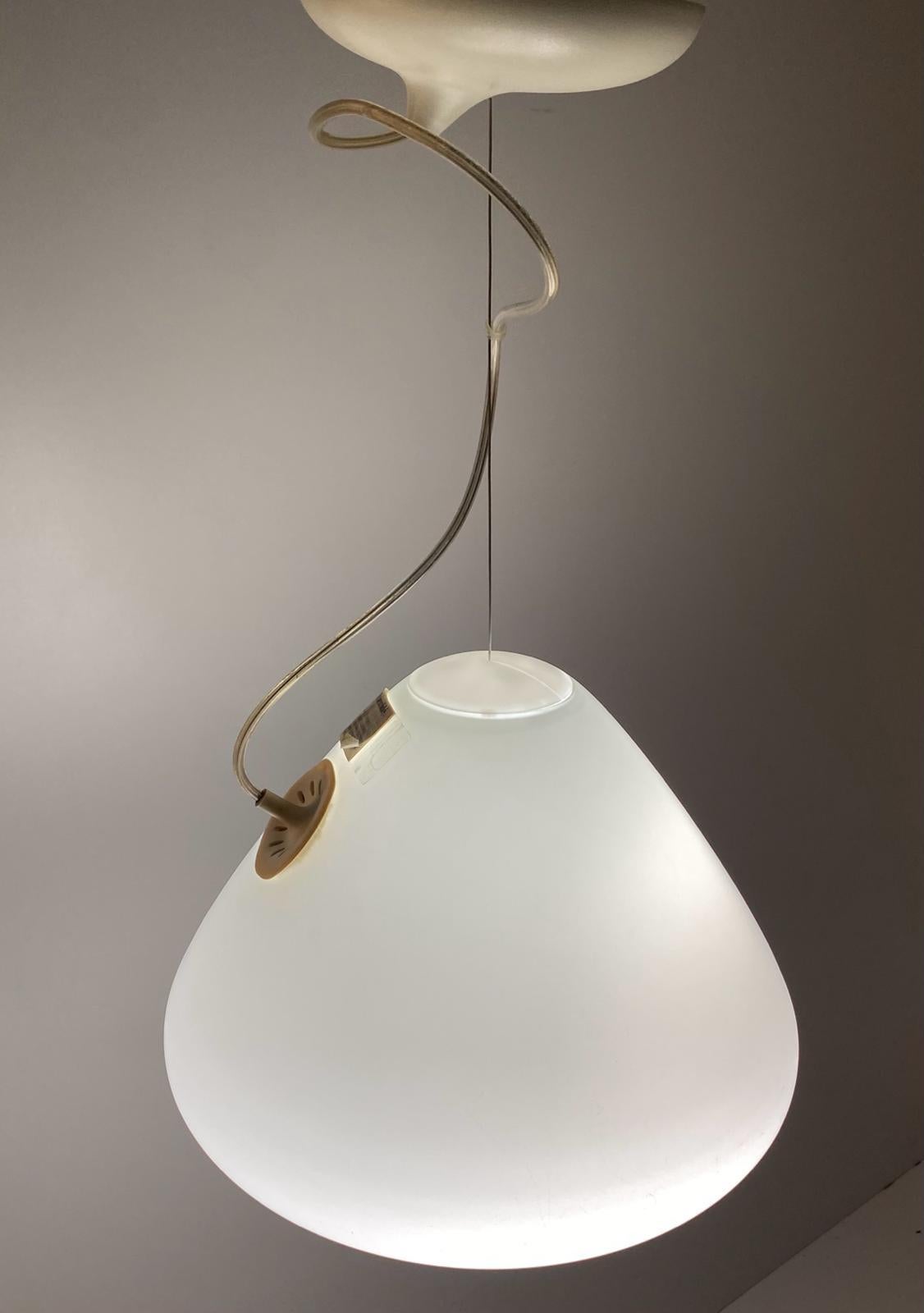 Anhänger aus weißem Glas, Modell „ Capsule“, Ross Lovegrove für Artemide, Italien, 2010 (Italienisch) im Angebot