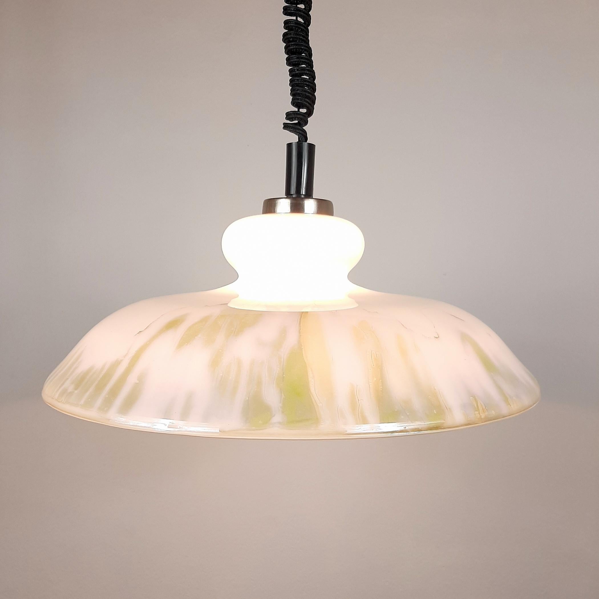 

La lampada a sospensione retrò in vetro bianco realizzata in Jugoslavia negli anni '70.
Buone condizioni vintage. La parte in plastica presenta alcuni danni (vedi foto).
Dimensioni:
Larghezza: 42 cm / 16,5 pollici
Altezza: 23 cm

La lampada