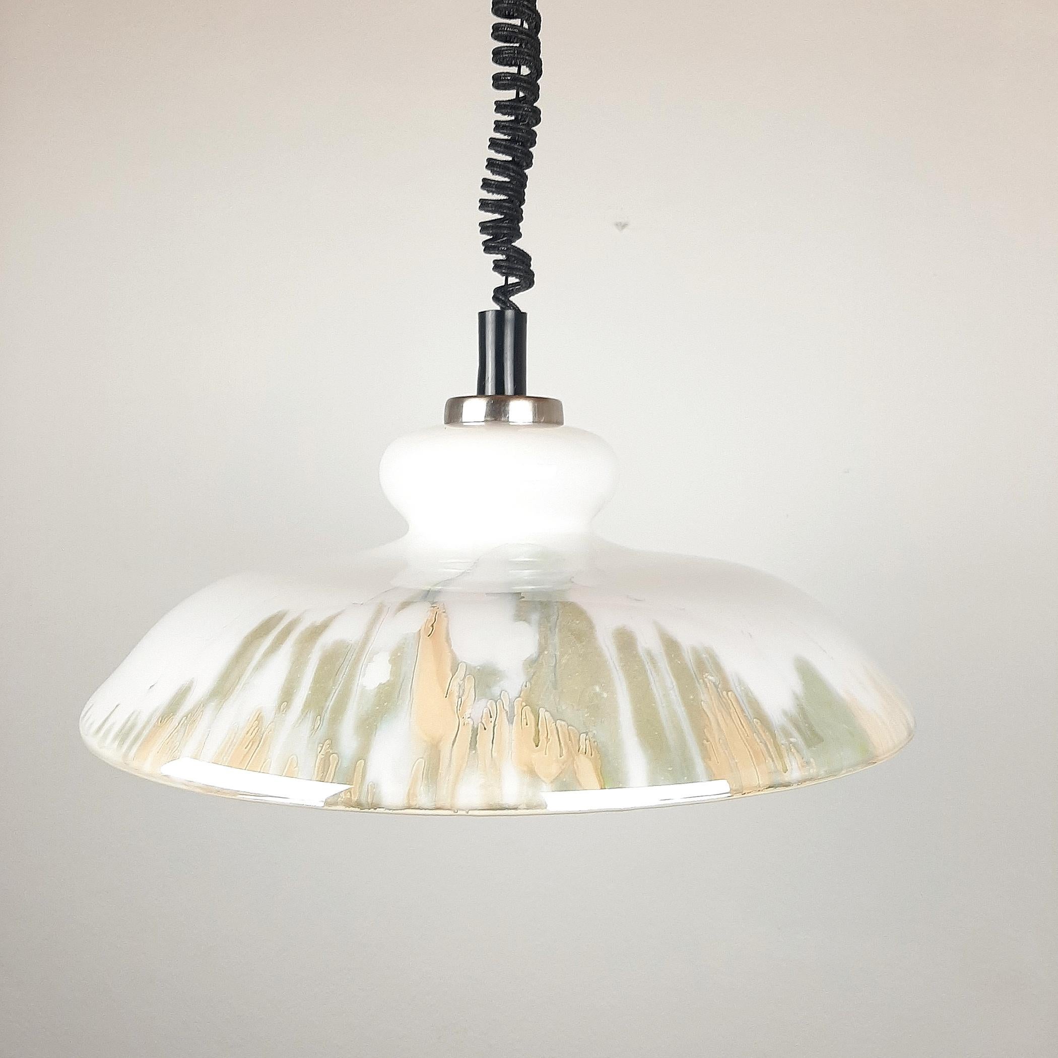 Mid-Century moderno Lampada a sospensione in vetro bianco, Jugoslavia, anni '70 in vendita