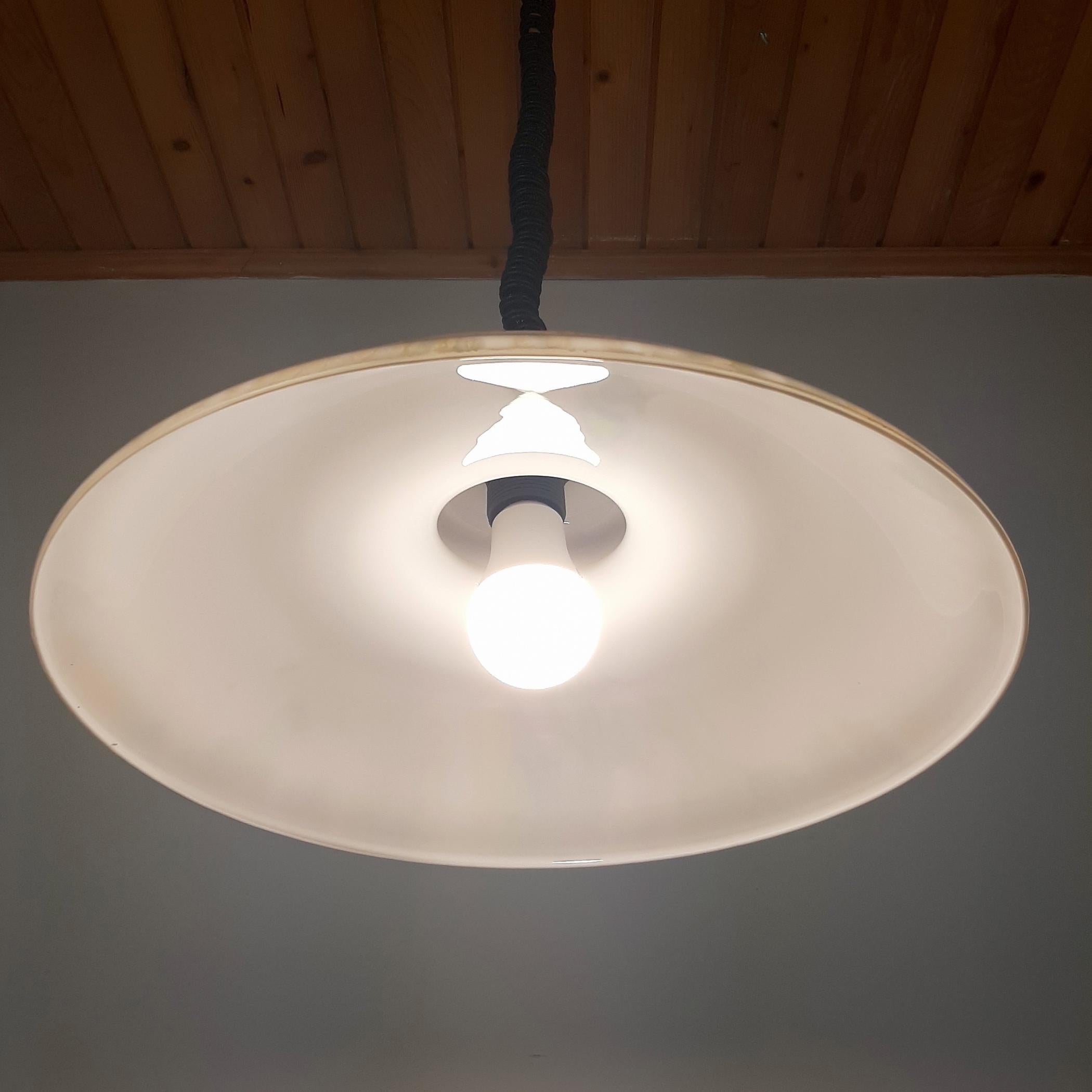 Lampada a sospensione in vetro bianco, Jugoslavia, anni '70 In condizioni buone in vendita a Miklavž Pri Taboru, SI