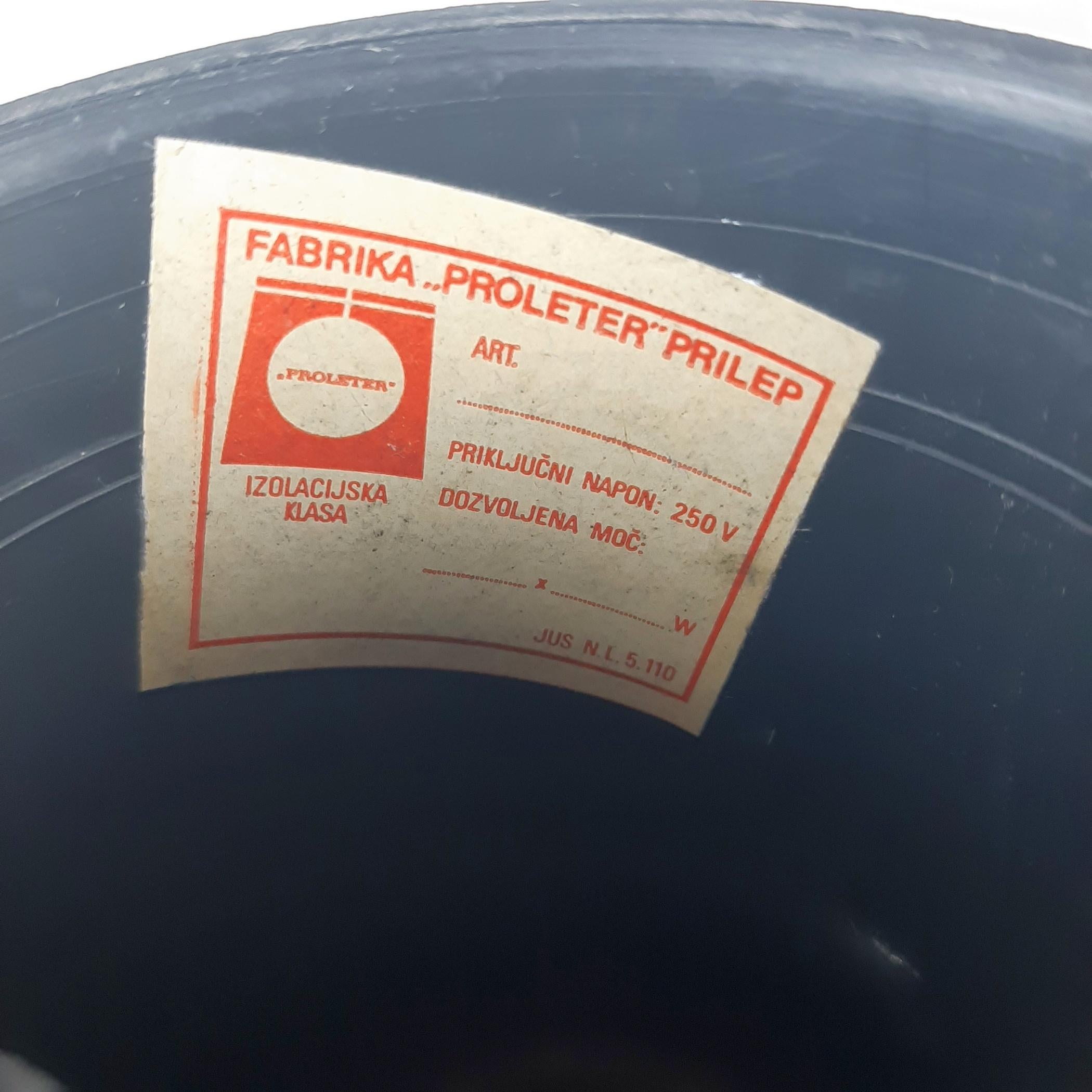 Lampada a sospensione in vetro bianco, Jugoslavia, anni '70 in vendita 1