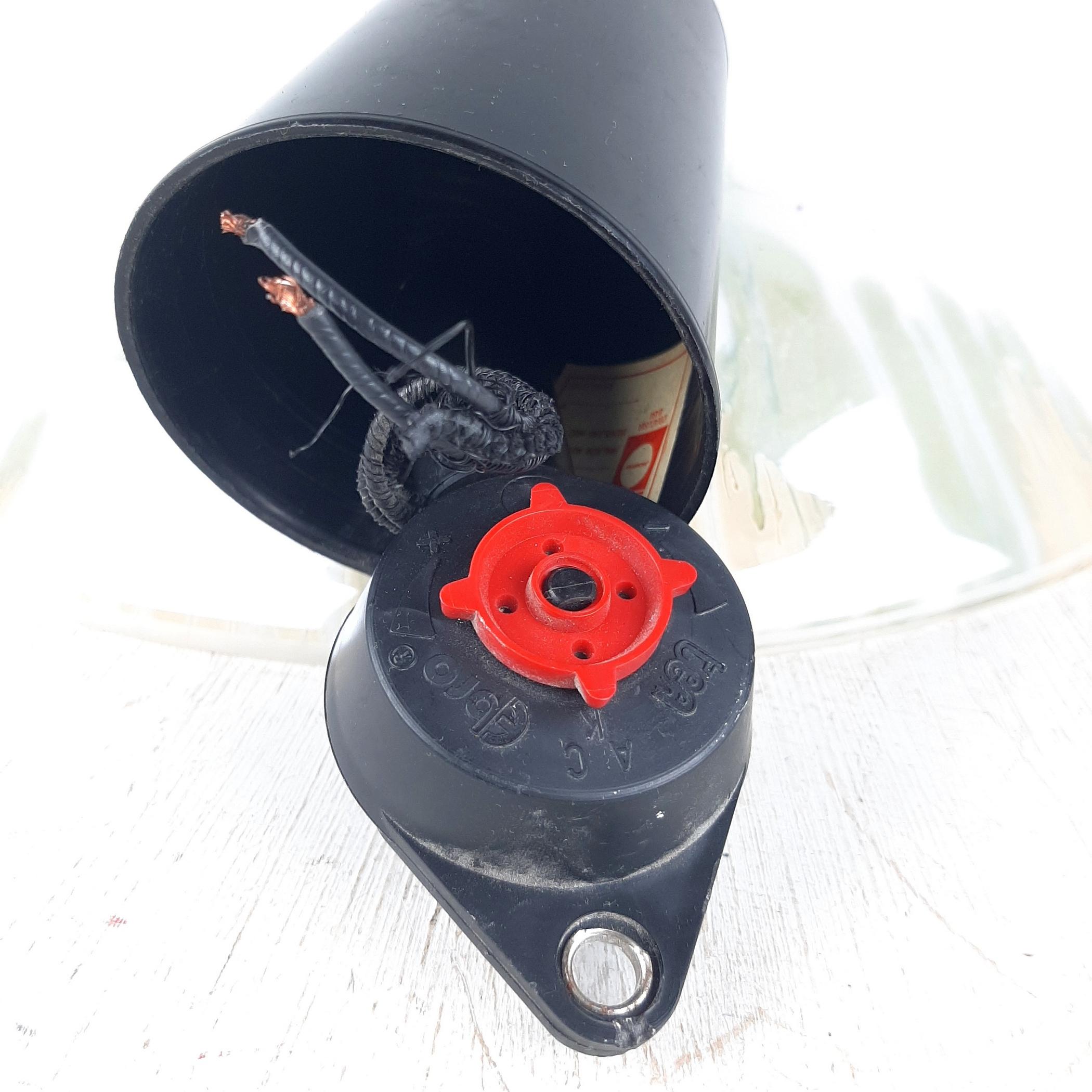 Lampada a sospensione in vetro bianco, Jugoslavia, anni '70 in vendita 2