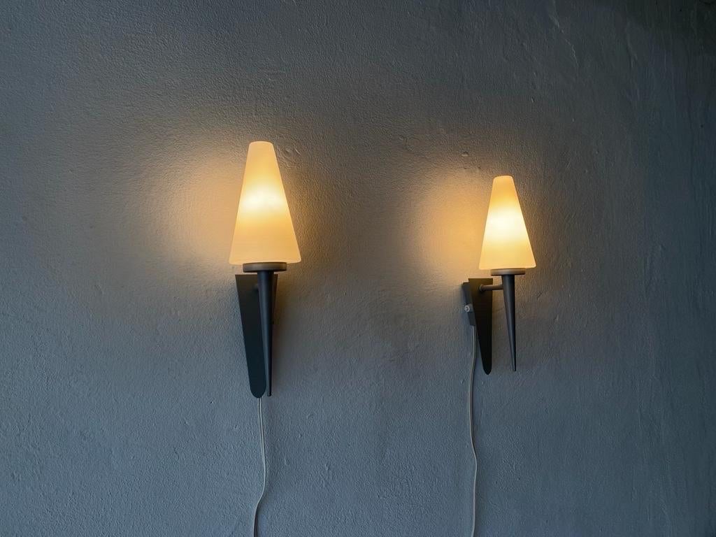 White Glass Pyramid Design Pair of Sconces by Böhmer Leuchten, 1970s, Germany For Sale 3