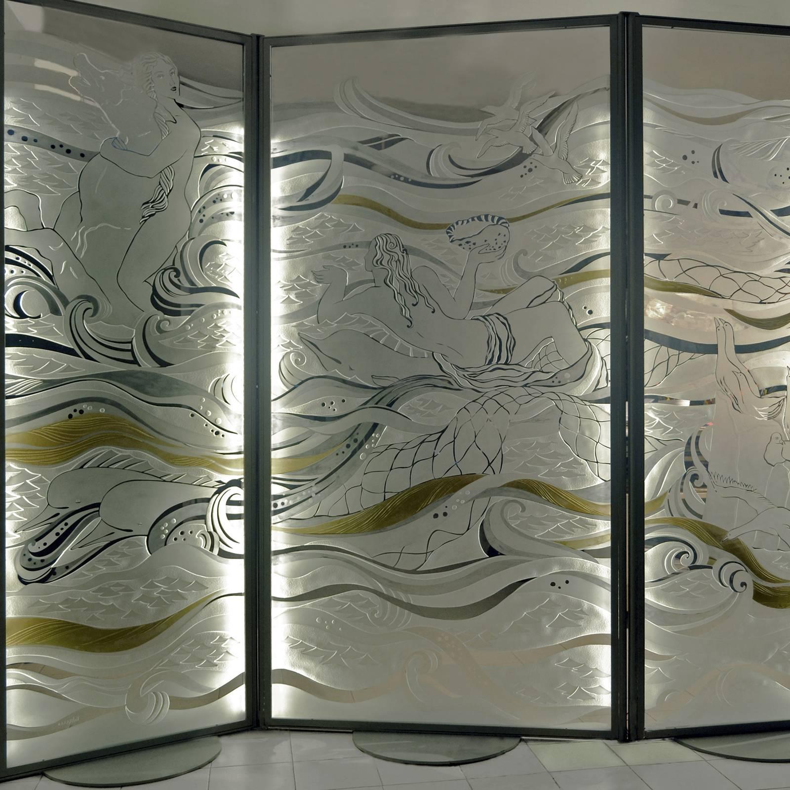 Caractérisé par un design éthéré et un flair moderniste, ce paravent est un accent unique pour la décoration d'un salon moderne. Soutenu par un cadre en fer, le motif en bas-relief de l'écran présente des personnages néoclassiques au milieu d'un