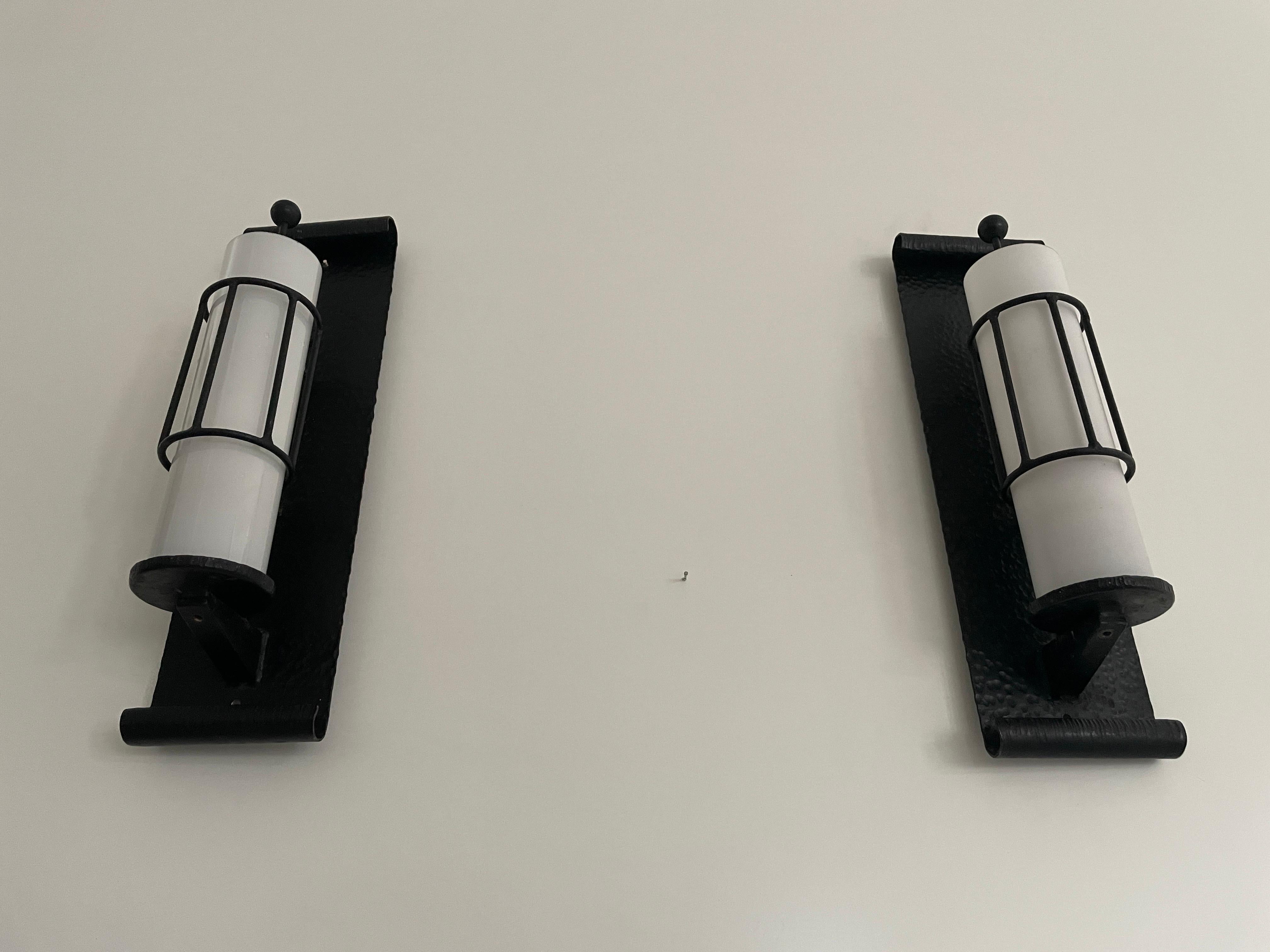 Weißes zylindrisches Glasdesign mit schwarzer schmiedeeiserner Rückwand Paar Kino-Leuchten, 1960er Jahre, Deutschland#

Der Lampenschirm ist in sehr gutem Vintage-Zustand.
Kein Riss, kein fehlendes Stück.

Diese Lampe funktioniert mit einer