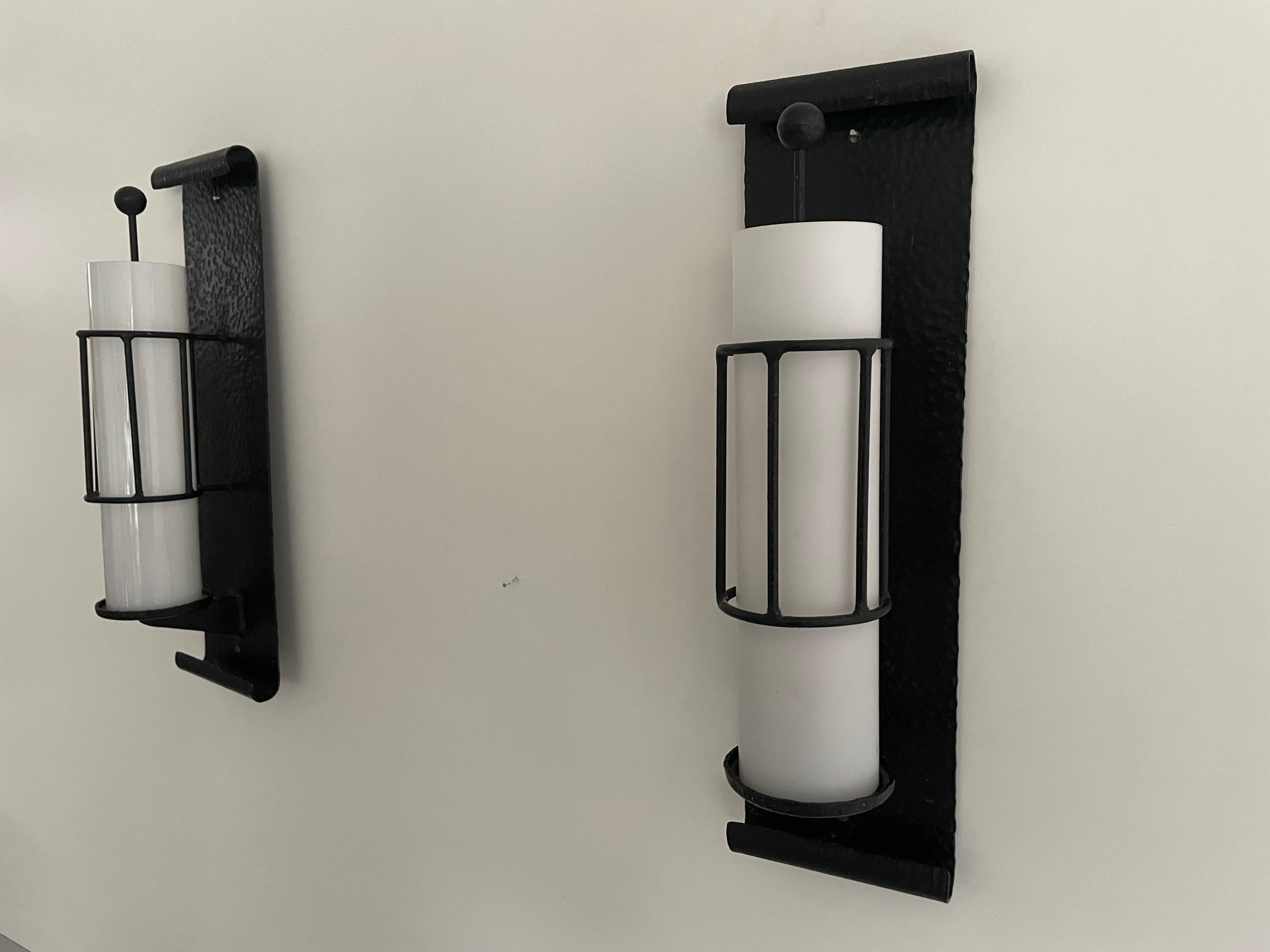Paar Kino-Wandleuchter aus weißem Glas mit schwarzem Schmiedeeisen, 1960er Jahre, Deutschland  im Zustand „Hervorragend“ im Angebot in Hagenbach, DE