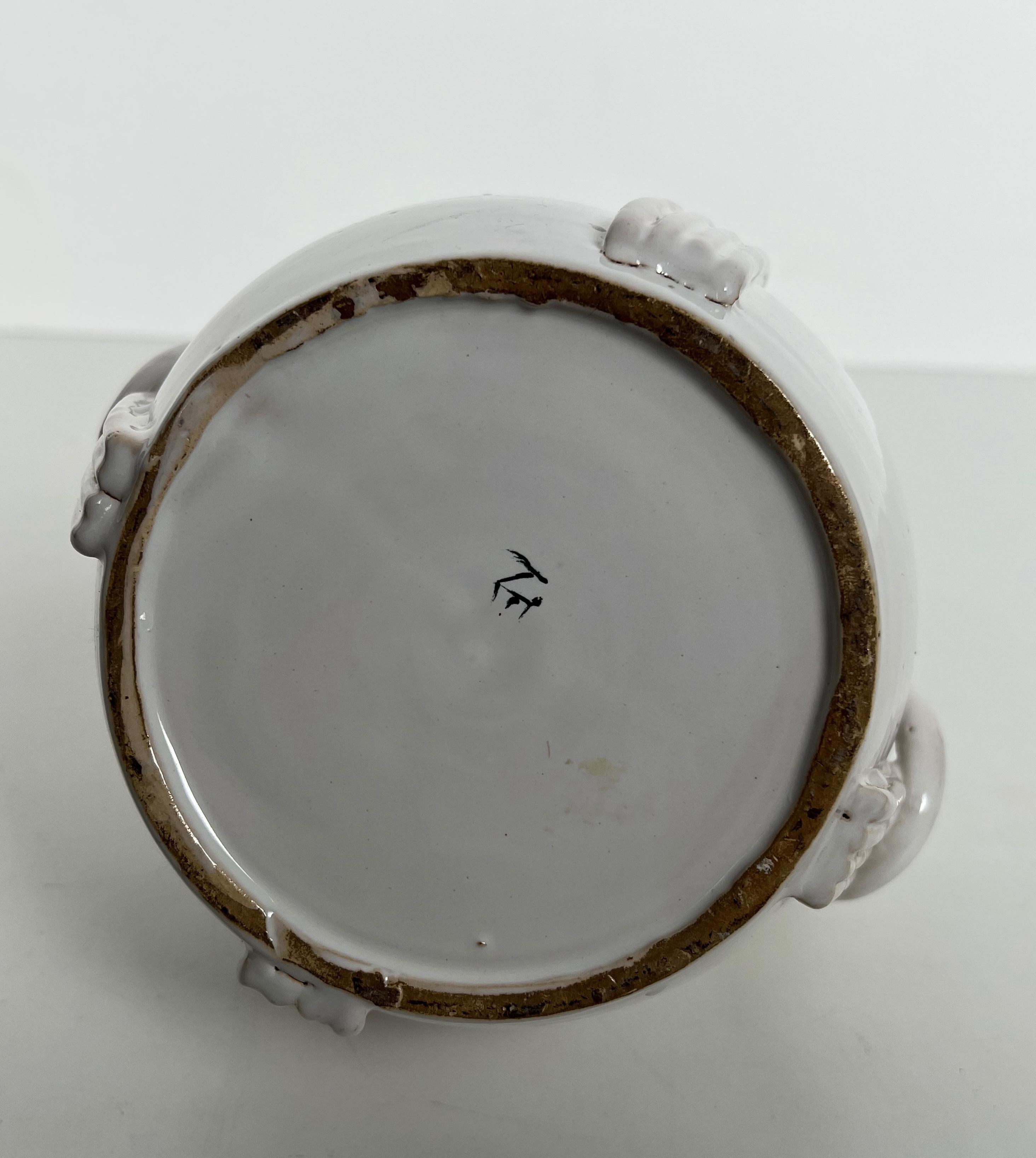 Vaso in ceramica con smalto bianco. Lavoro francese. Firmato. Circa 1970 in vendita 3