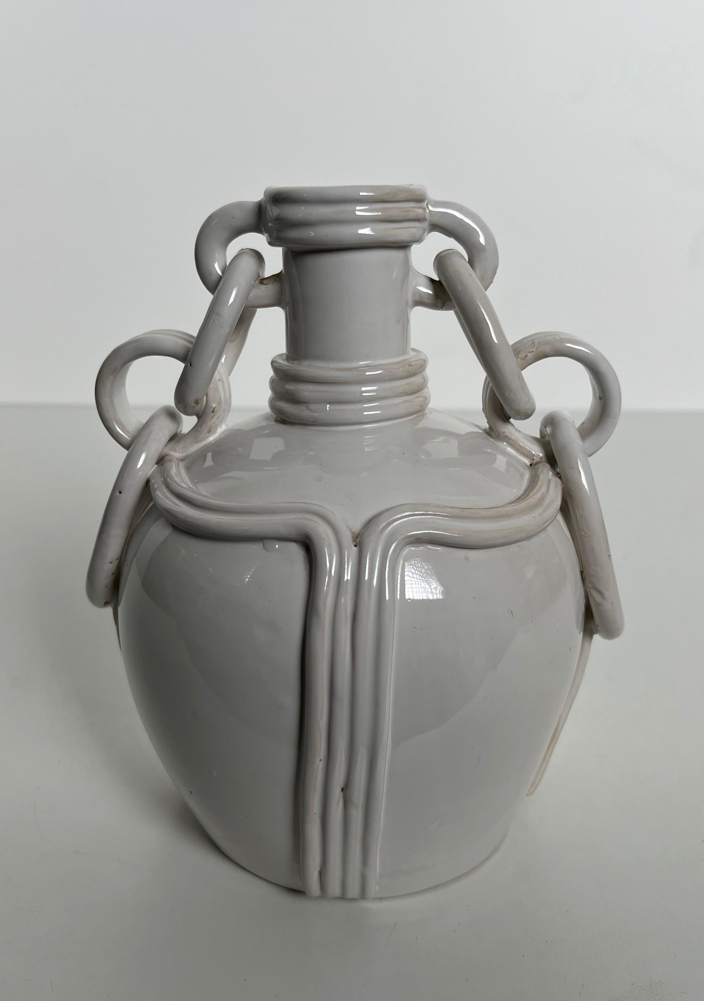 Vaso in ceramica con smalto bianco. Lavoro francese. Firmato. Circa 1970 in vendita 5