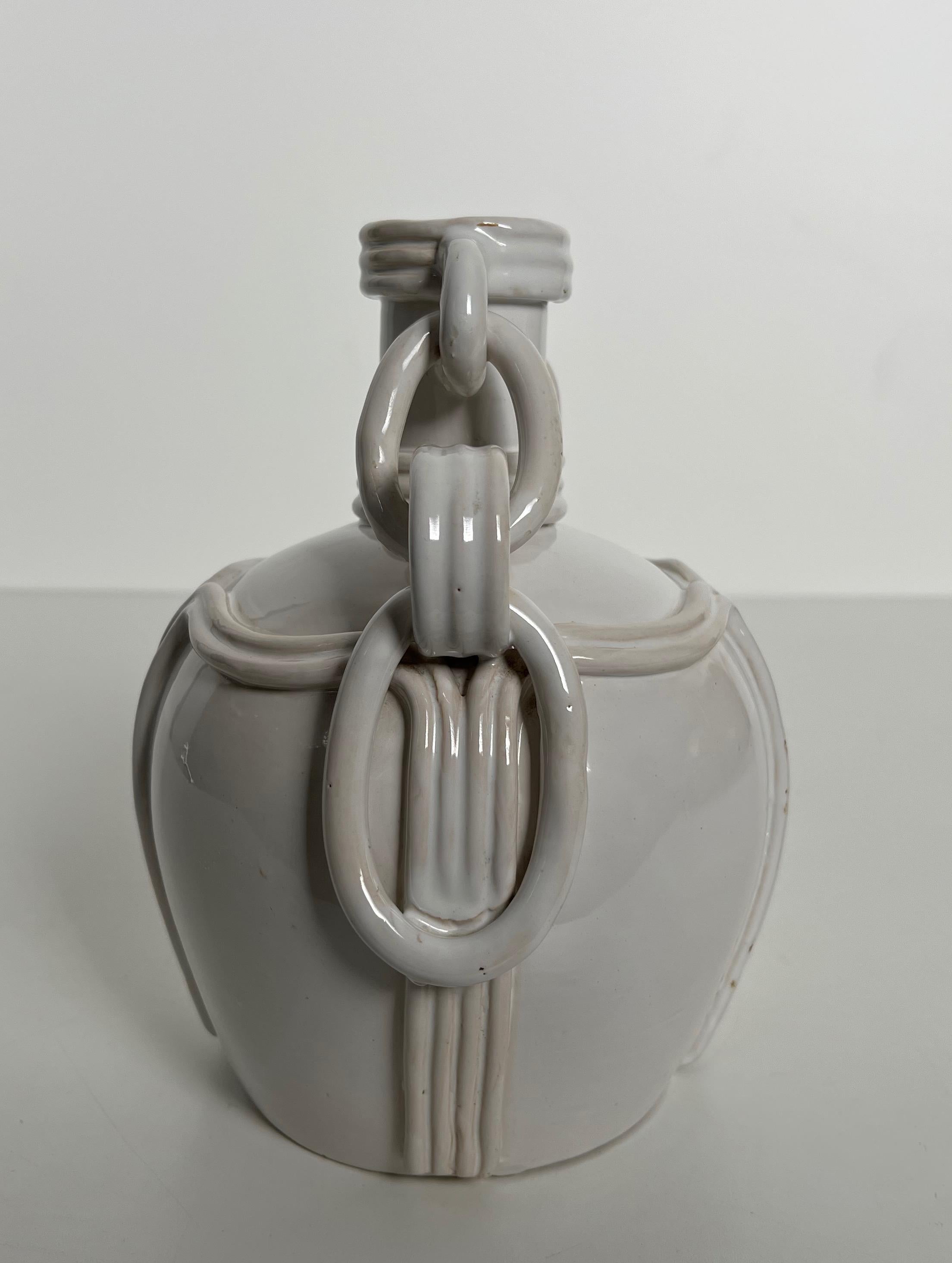 Vaso in ceramica con smalto bianco. Lavoro francese. Firmato. Circa 1970 in vendita 6