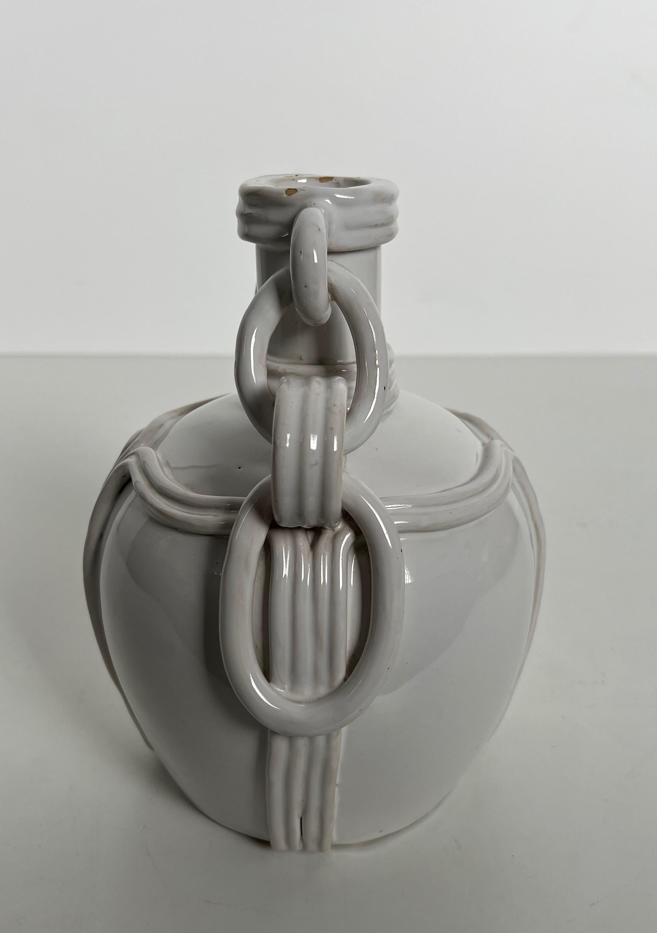 Vaso in ceramica con smalto bianco. Lavoro francese. Firmato. Circa 1970 in vendita 7