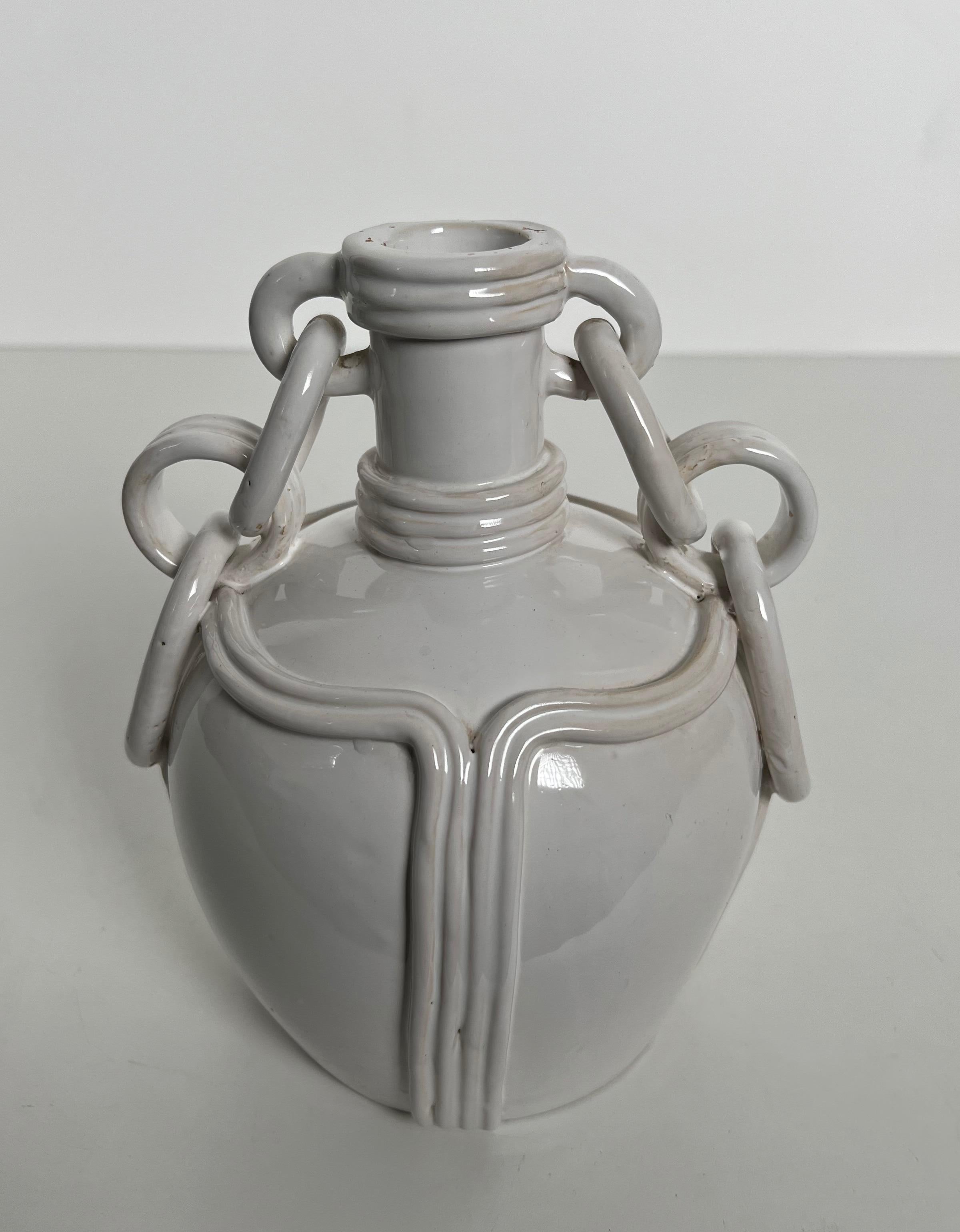 Vaso in ceramica con smalto bianco. Lavoro francese. Firmato. Circa 1970 in vendita 8