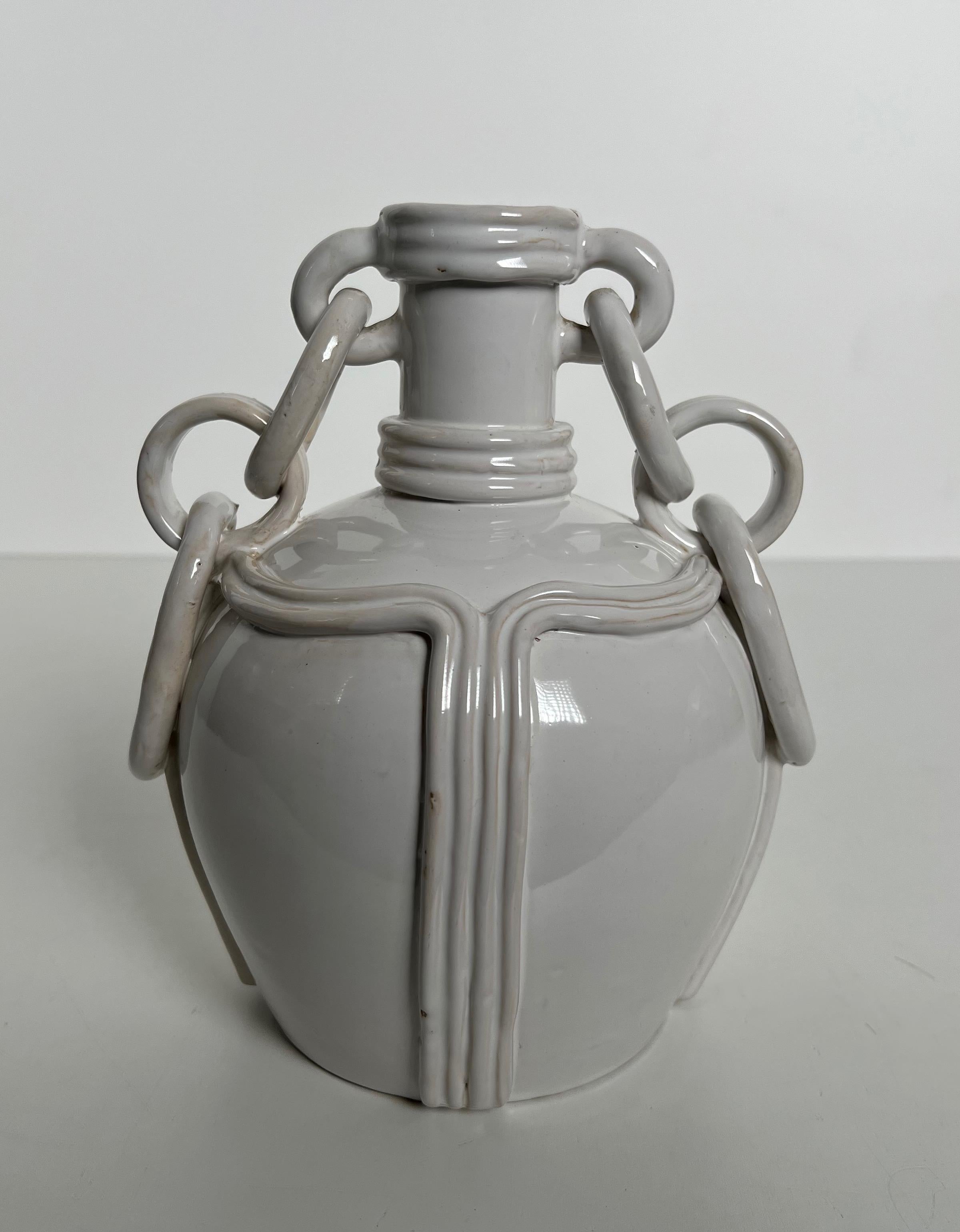 Questo simpatico e insolito vaso è realizzato in ceramica con smalto bianco. Questa è un'opera francese. Firmato. Circa 1970
