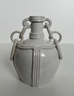 Vaso in ceramica con smalto bianco. Lavoro francese. Firmato. Circa 1970