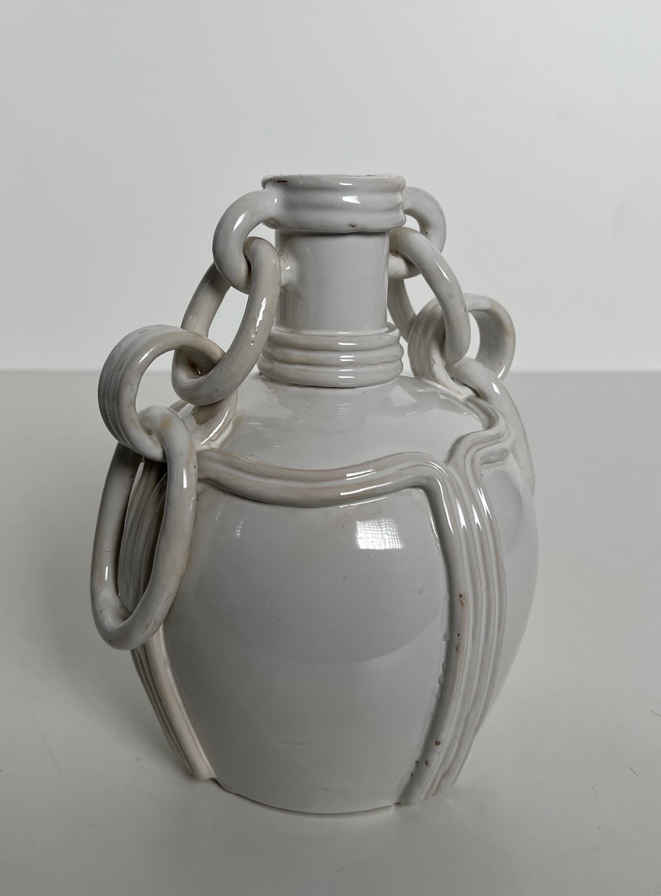 Mid-Century moderno Vaso in ceramica con smalto bianco. Lavoro francese. Firmato. Circa 1970 in vendita