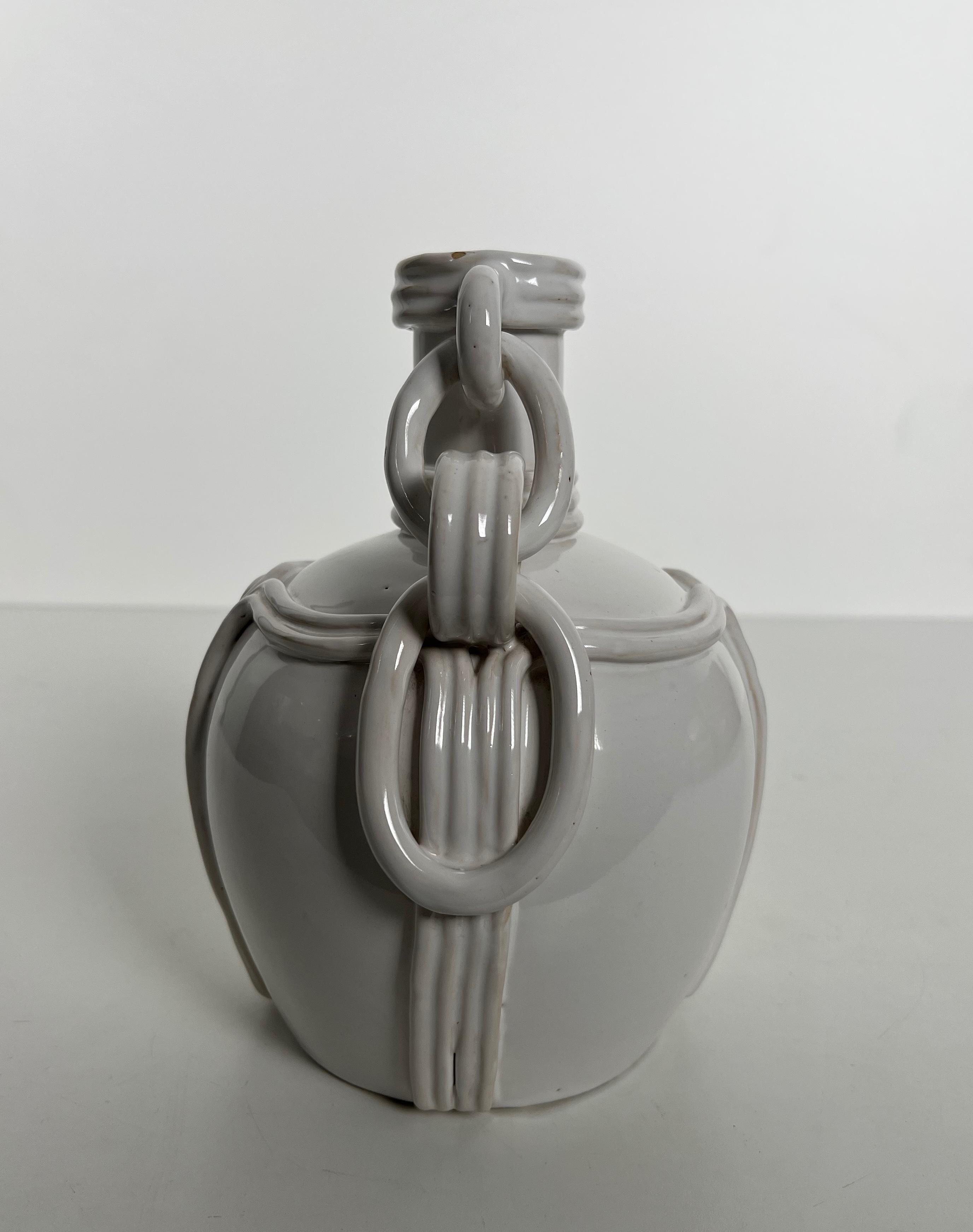 Smaltato Vaso in ceramica con smalto bianco. Lavoro francese. Firmato. Circa 1970 in vendita