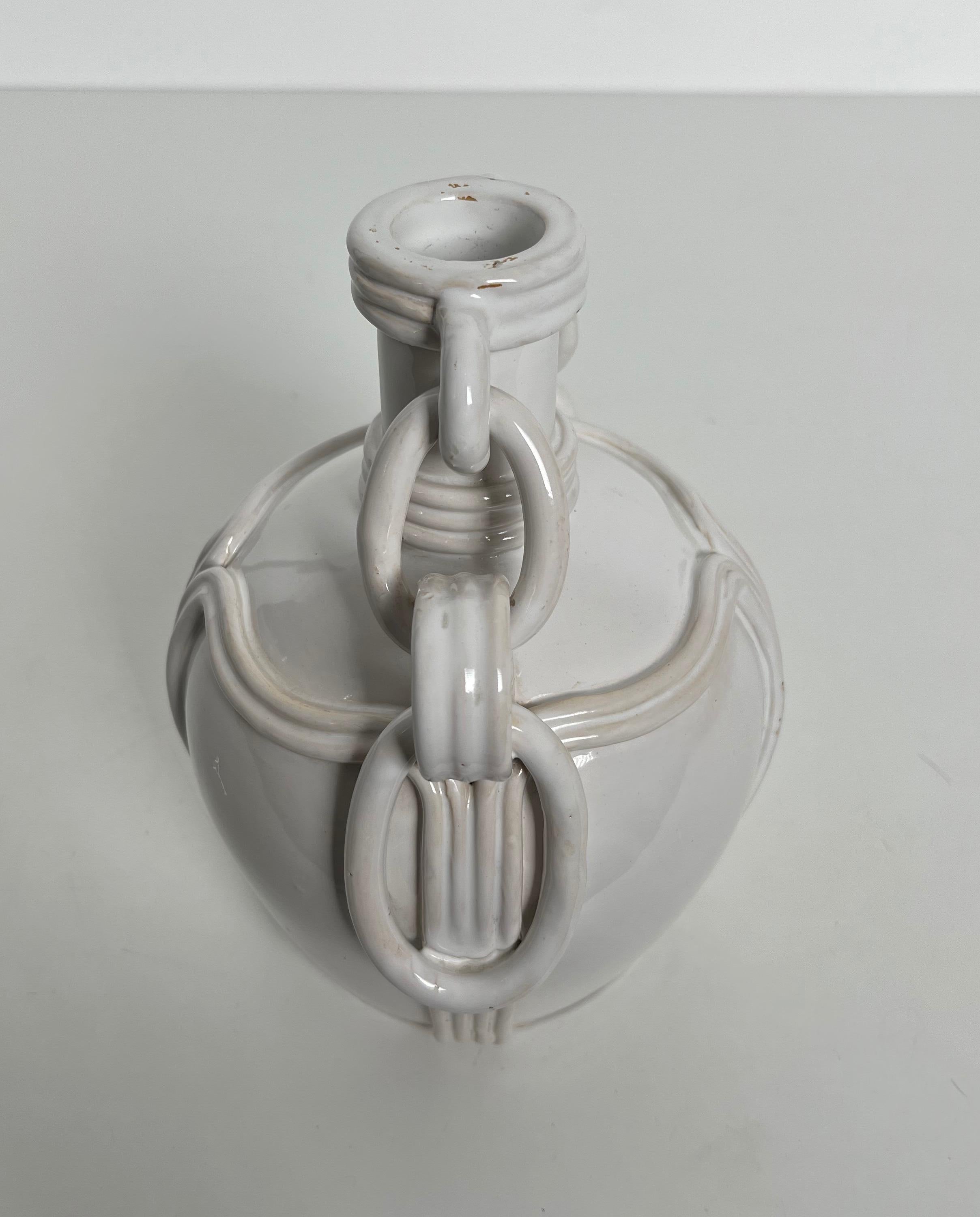 Fine XX secolo Vaso in ceramica con smalto bianco. Lavoro francese. Firmato. Circa 1970 in vendita