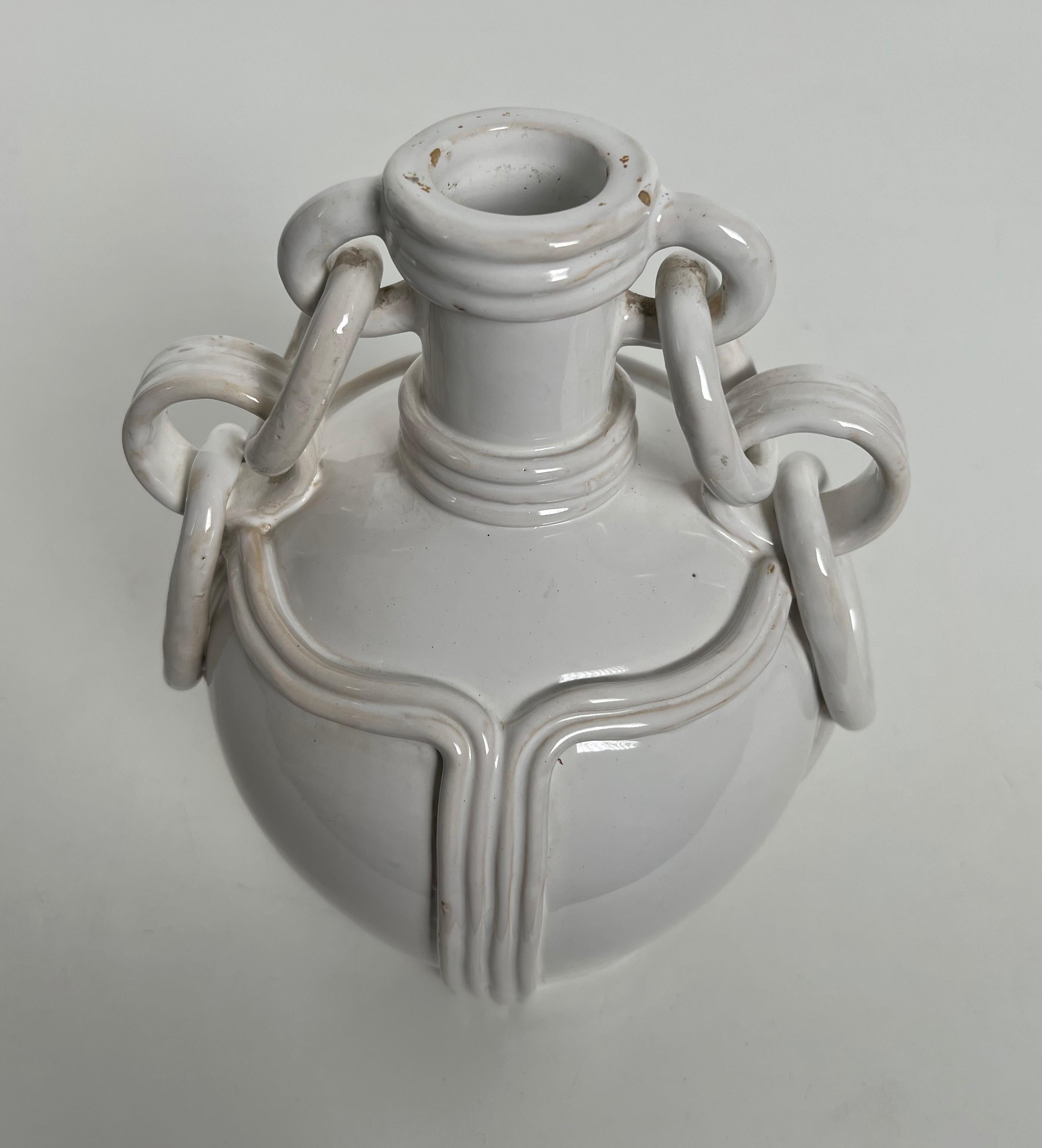 Ceramica Vaso in ceramica con smalto bianco. Lavoro francese. Firmato. Circa 1970 in vendita