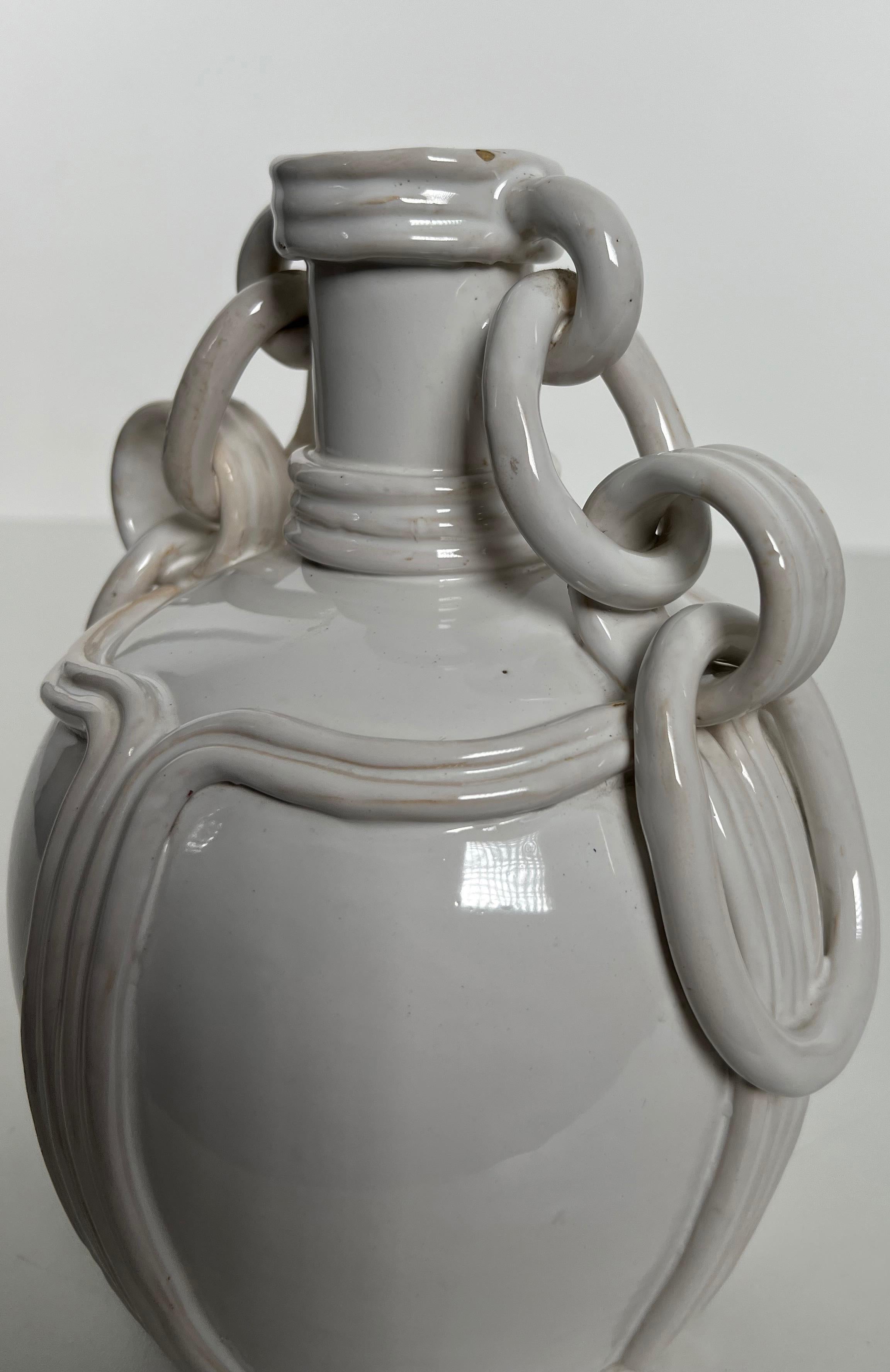 Vaso in ceramica con smalto bianco. Lavoro francese. Firmato. Circa 1970 in vendita 1