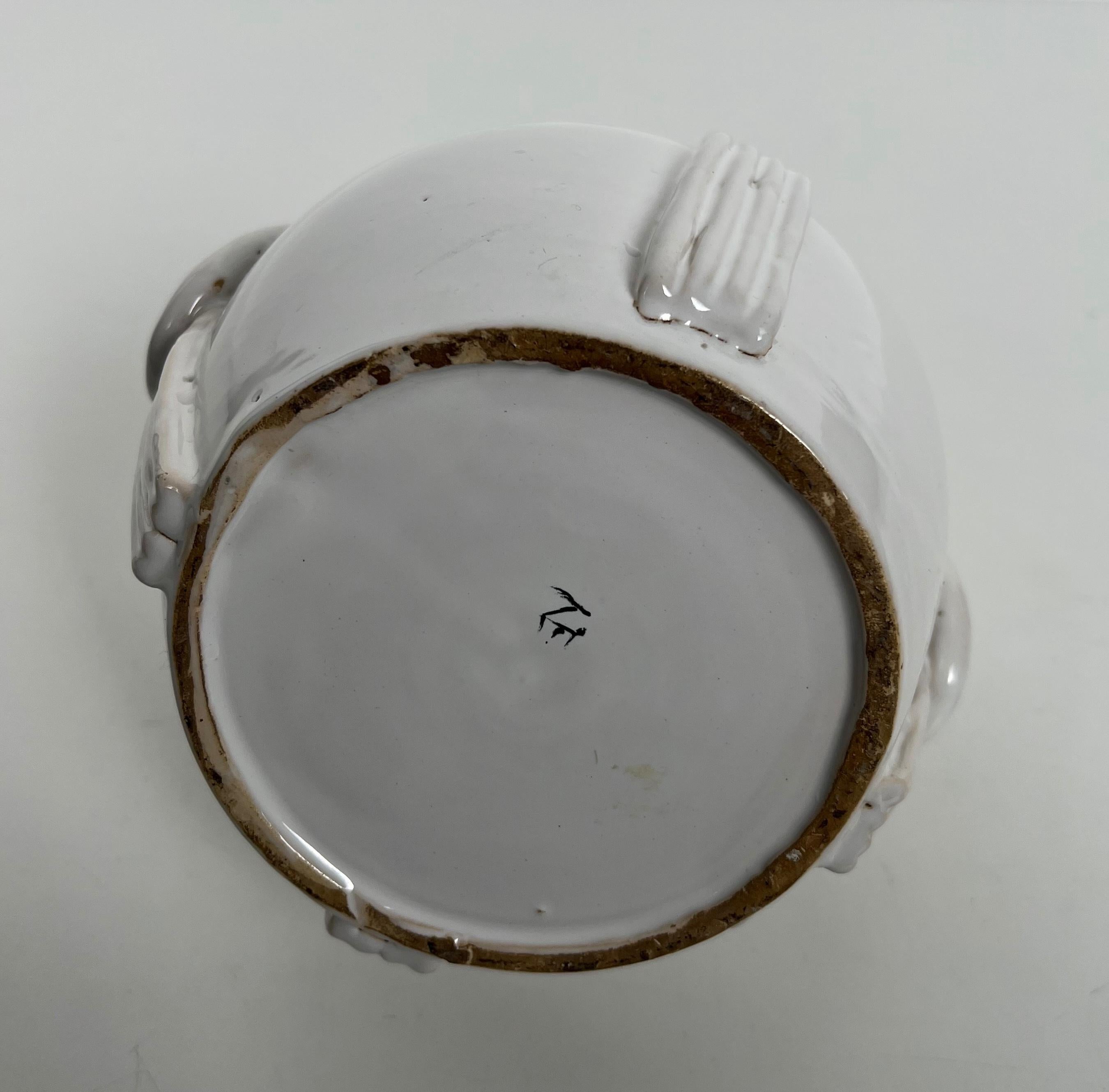 Vaso in ceramica con smalto bianco. Lavoro francese. Firmato. Circa 1970 in vendita 2