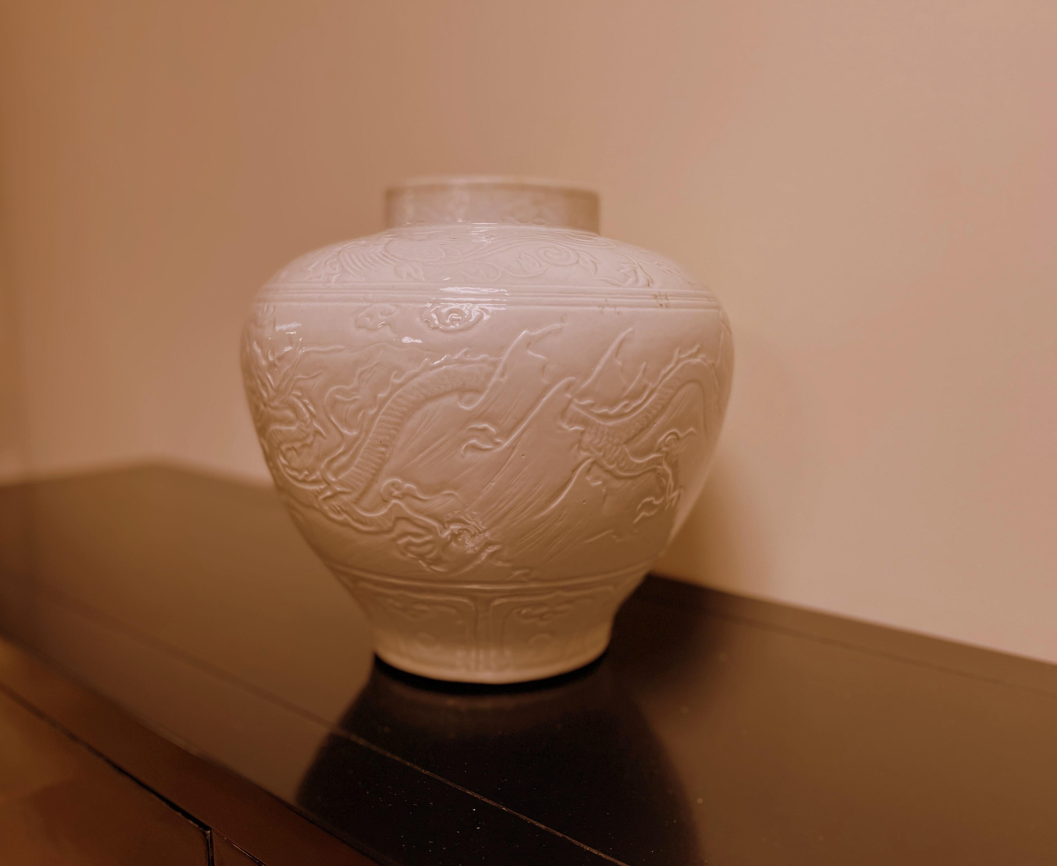 Weiß glasiertes chinesisches Porzellan mit Drachenmotiv (Chinesisch) im Angebot
