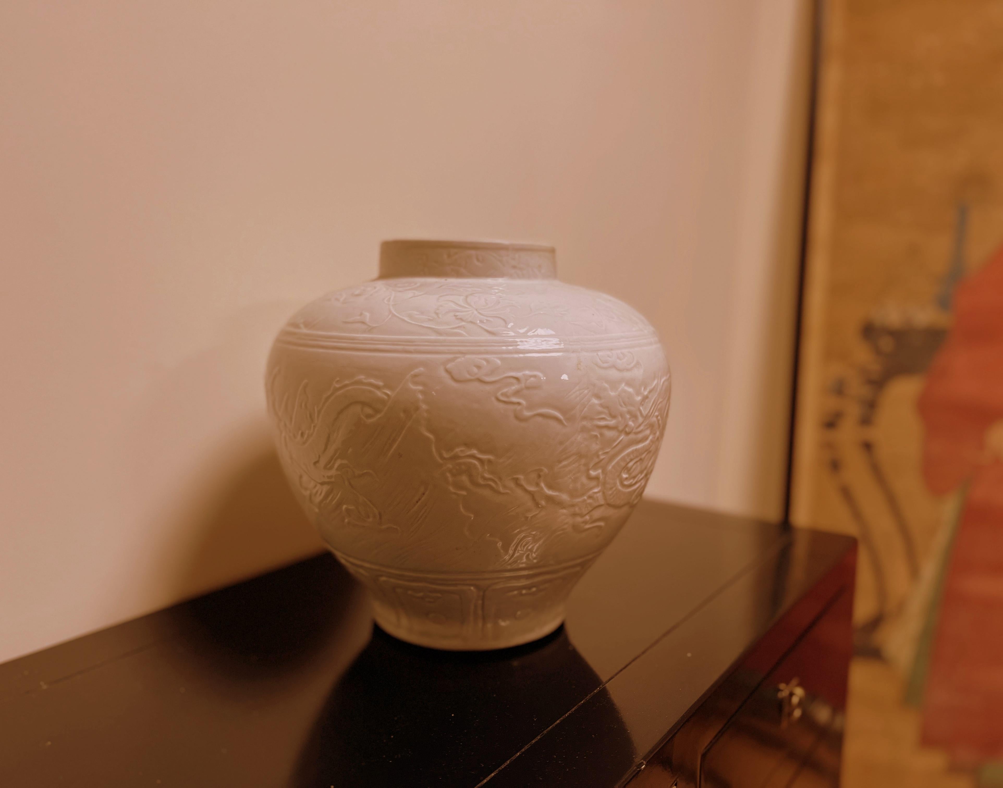 Weiß glasiertes chinesisches Porzellan mit Drachenmotiv im Zustand „Gut“ im Angebot in Greenwich, CT