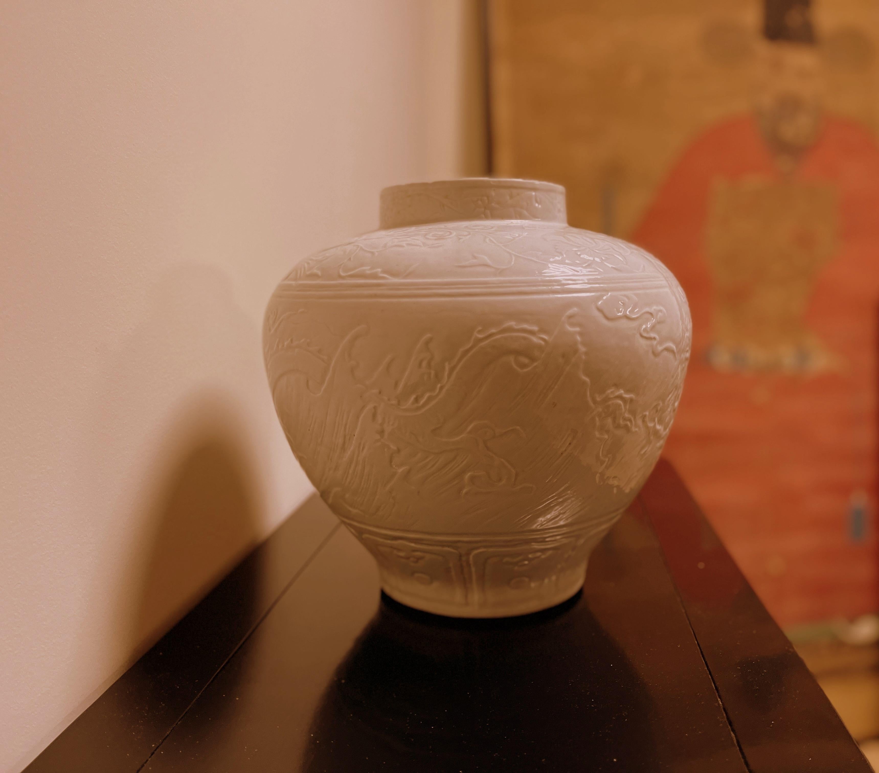 Weiß glasiertes chinesisches Porzellan mit Drachenmotiv (20. Jahrhundert) im Angebot