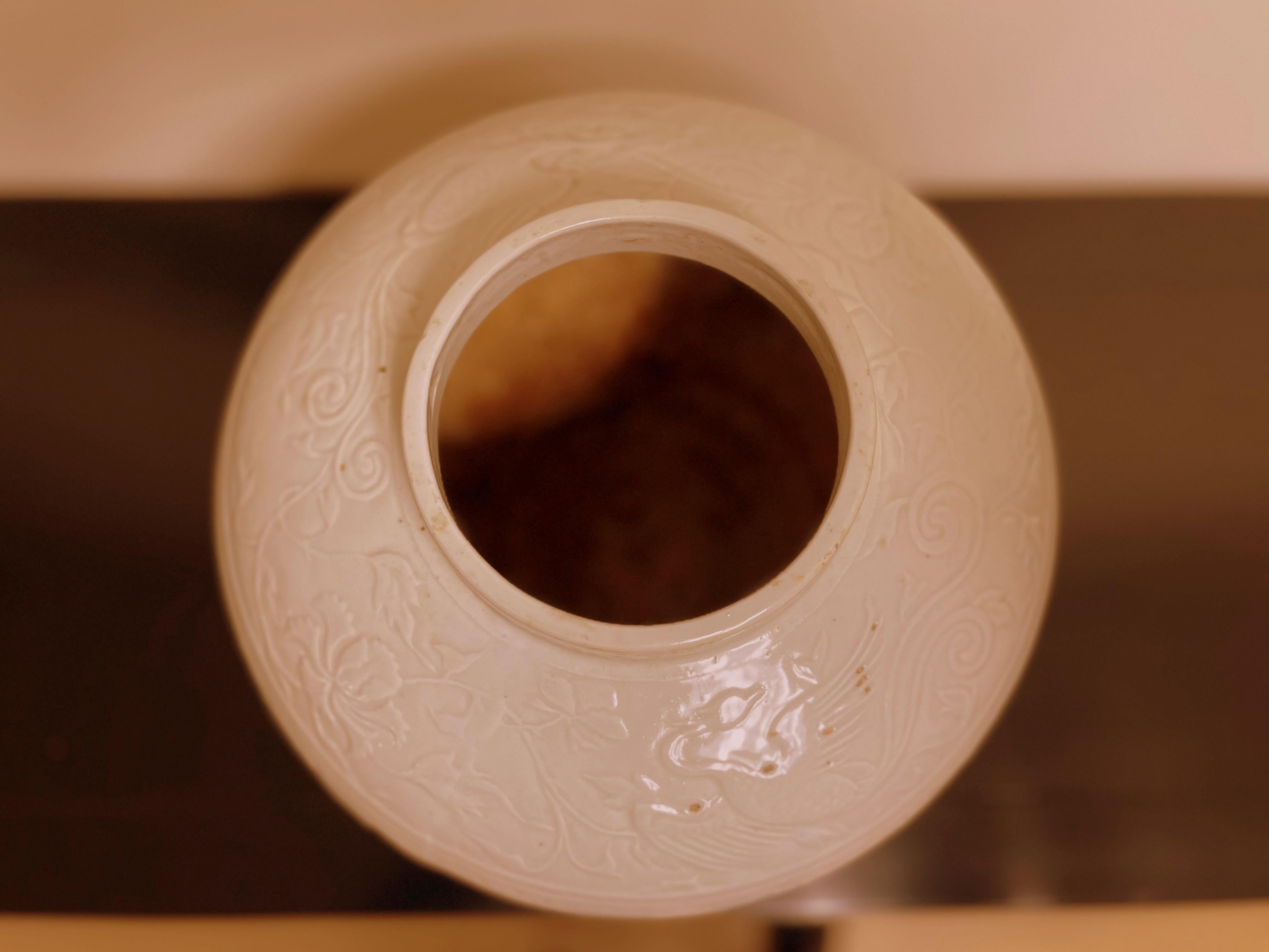 Weiß glasiertes chinesisches Porzellan mit Drachenmotiv im Angebot 1
