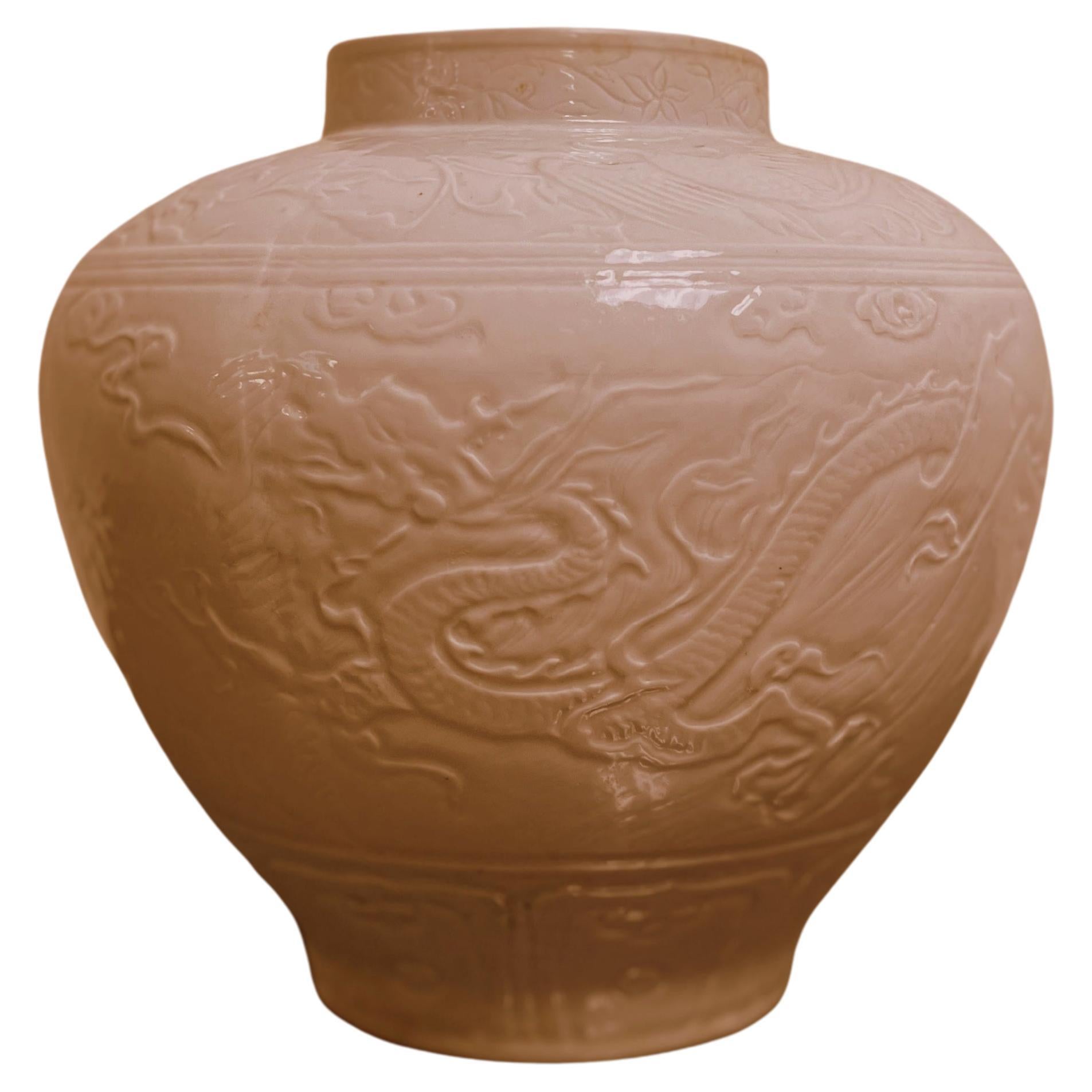 Porcelaine chinoise à glaçure blanche avec motif de dragon