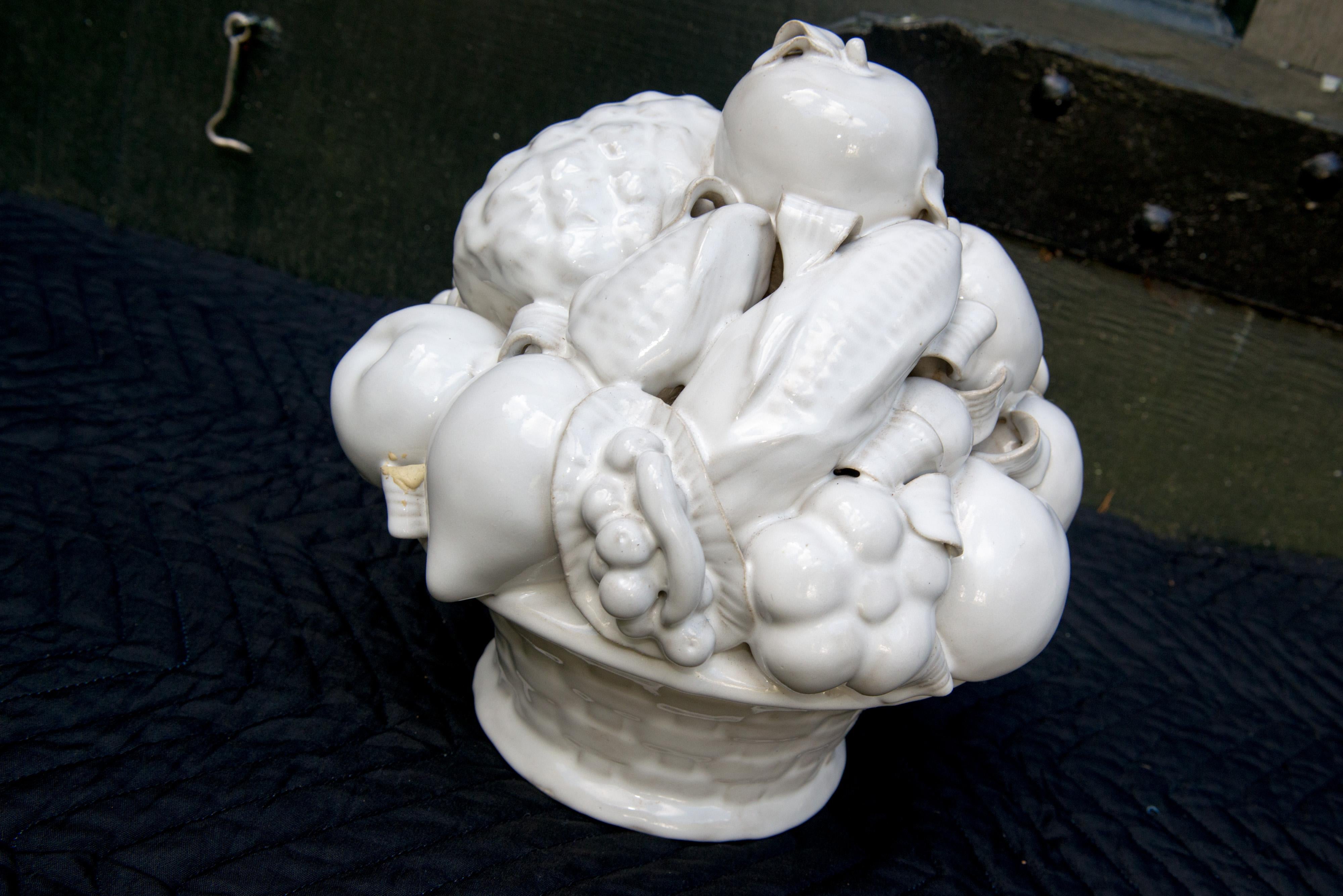 Weiß glasierter Keramikkorb mit Früchten, Mrs Henry Ford II. Nachlass im Angebot 5