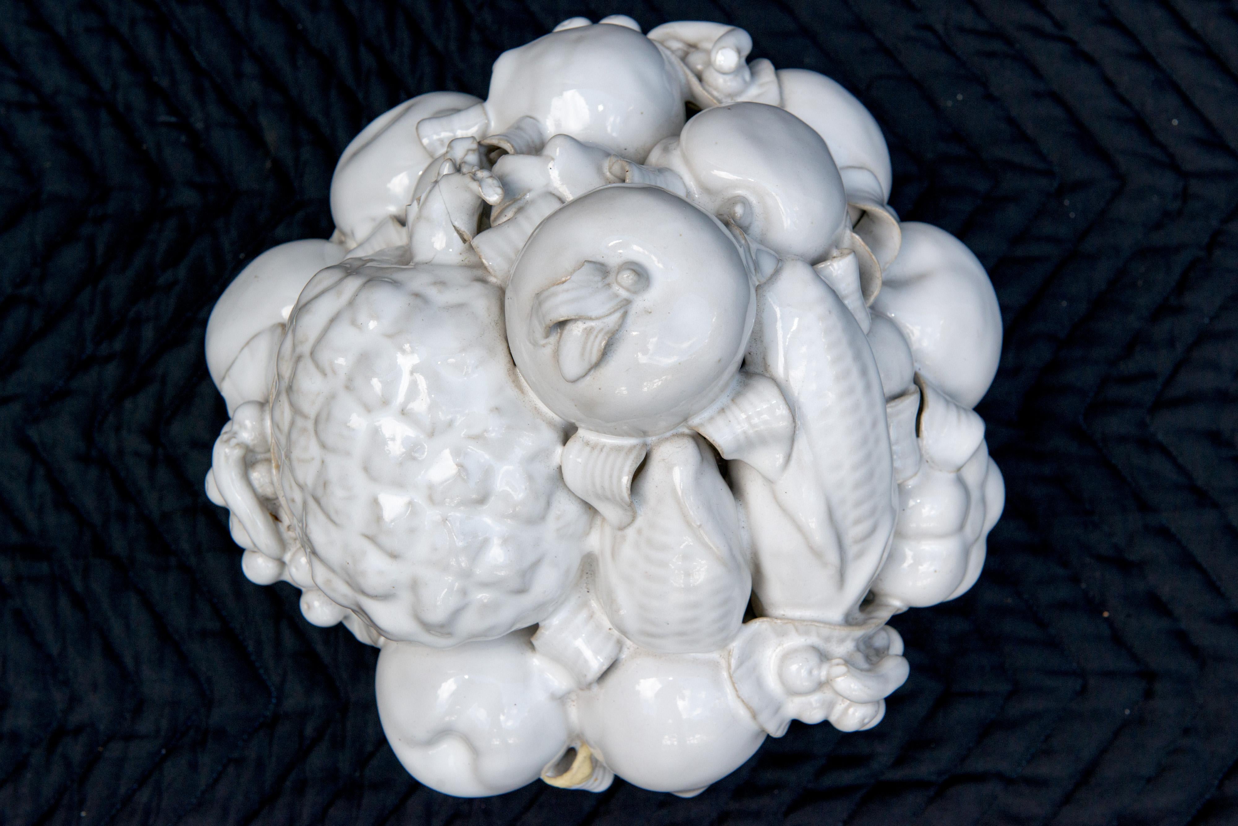 Weiß glasierter Keramikkorb mit Früchten, Mrs Henry Ford II. Nachlass (Italienisch) im Angebot