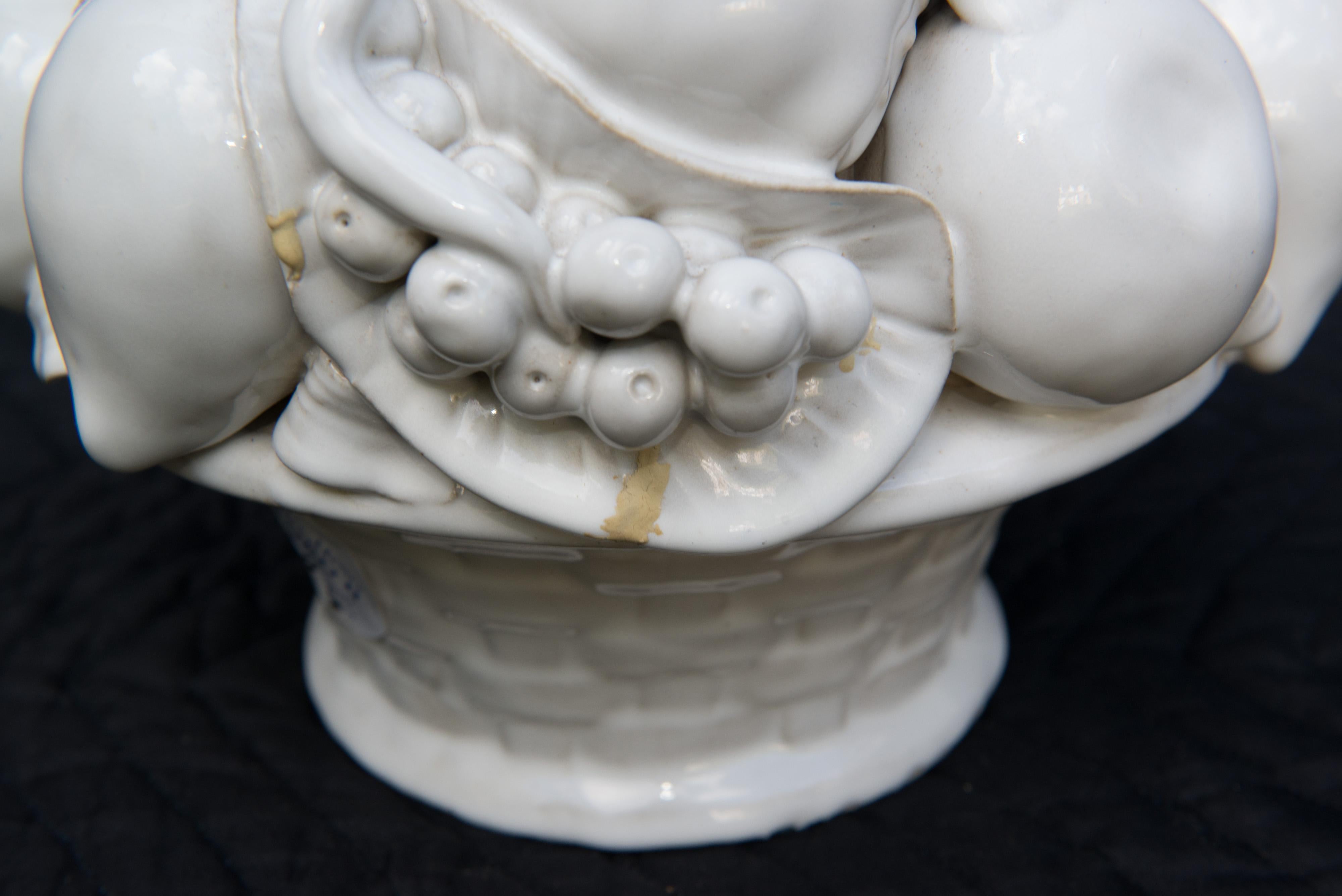 Weiß glasierter Keramikkorb mit Früchten, Mrs Henry Ford II. Nachlass im Angebot 3