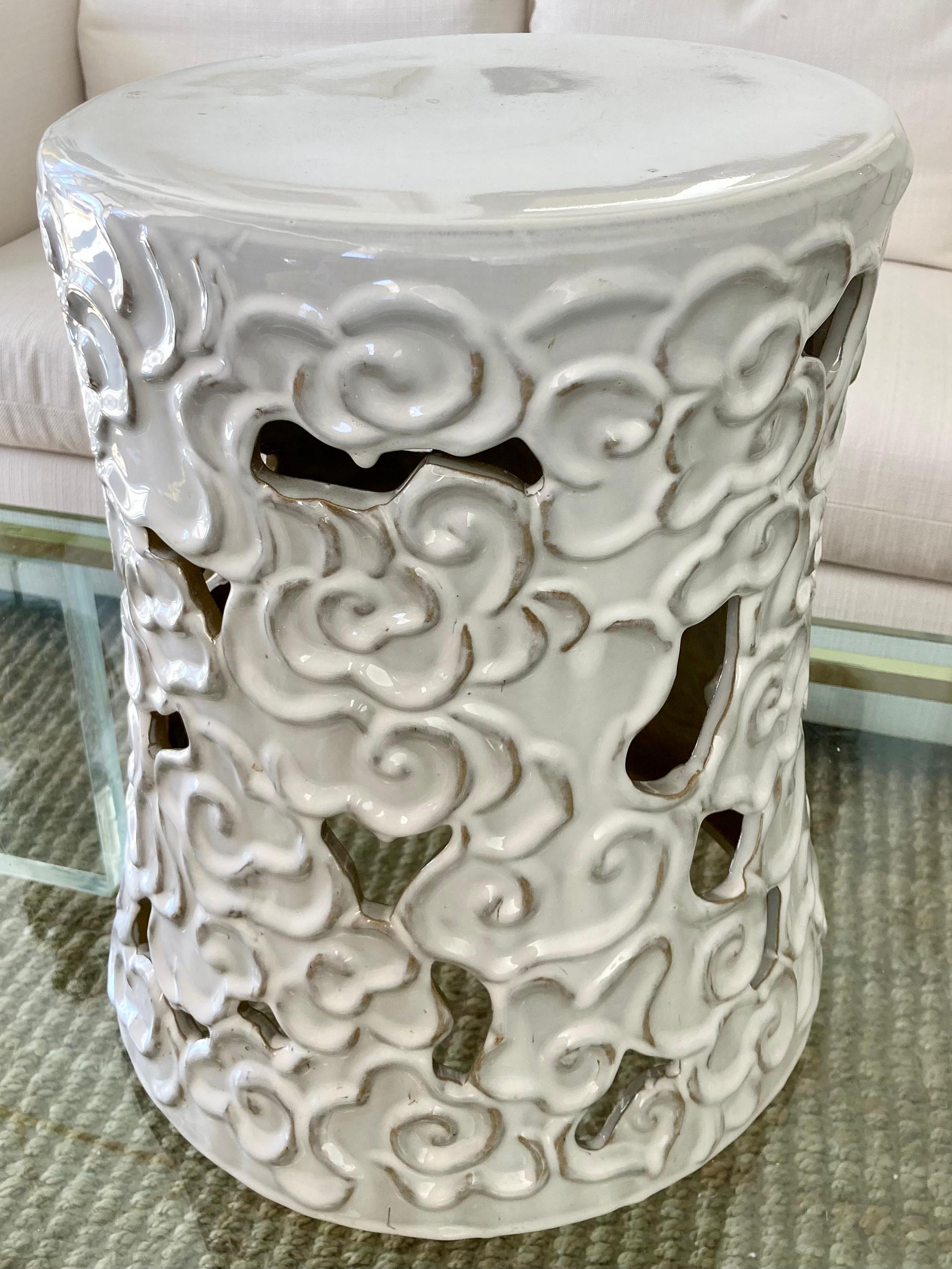 Weiß glasierter Keramik-Wolken-Gartensitz (Moderne) im Angebot