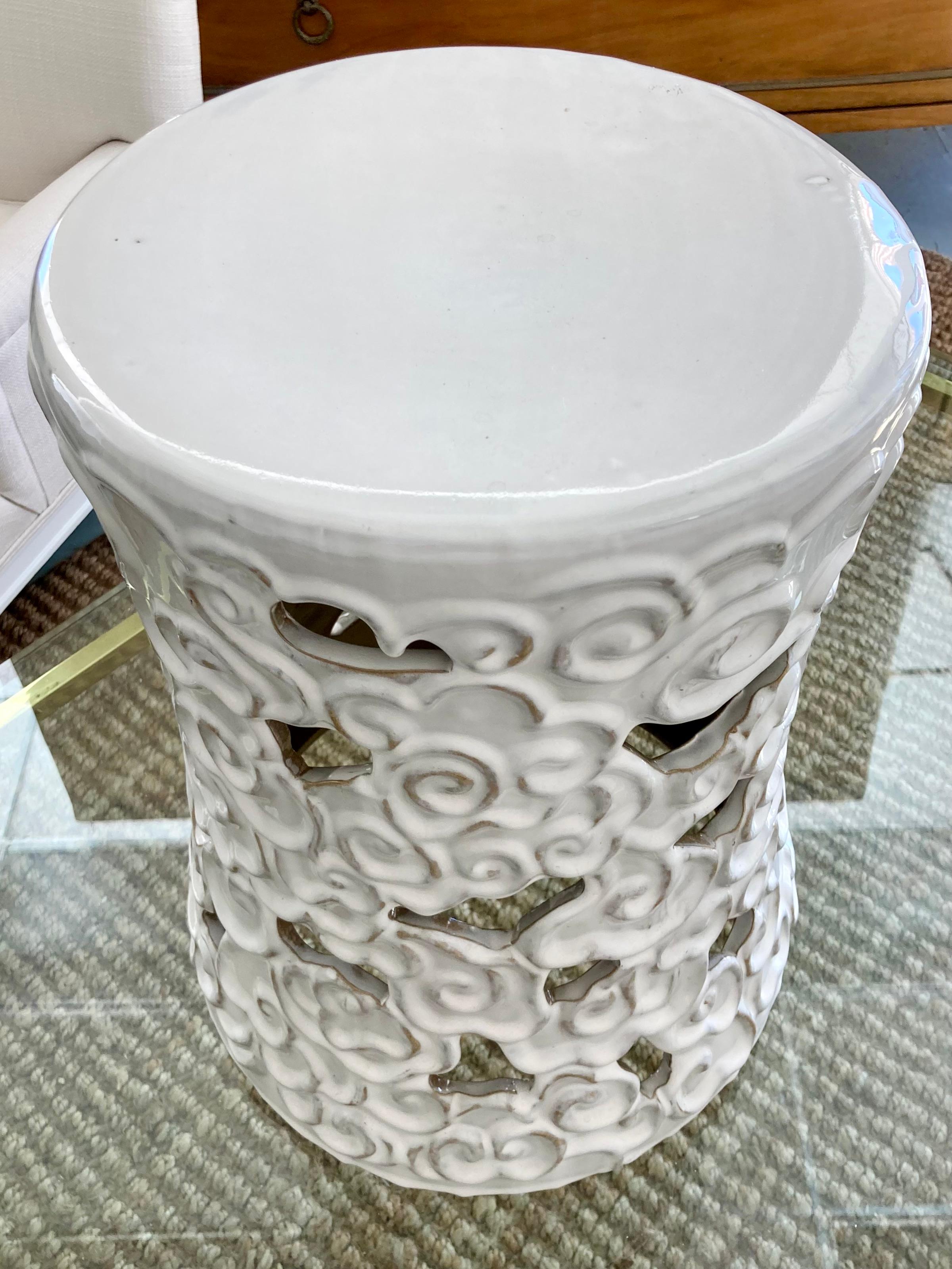 Weiß glasierter Keramik-Wolken-Gartensitz (Ende des 20. Jahrhunderts) im Angebot