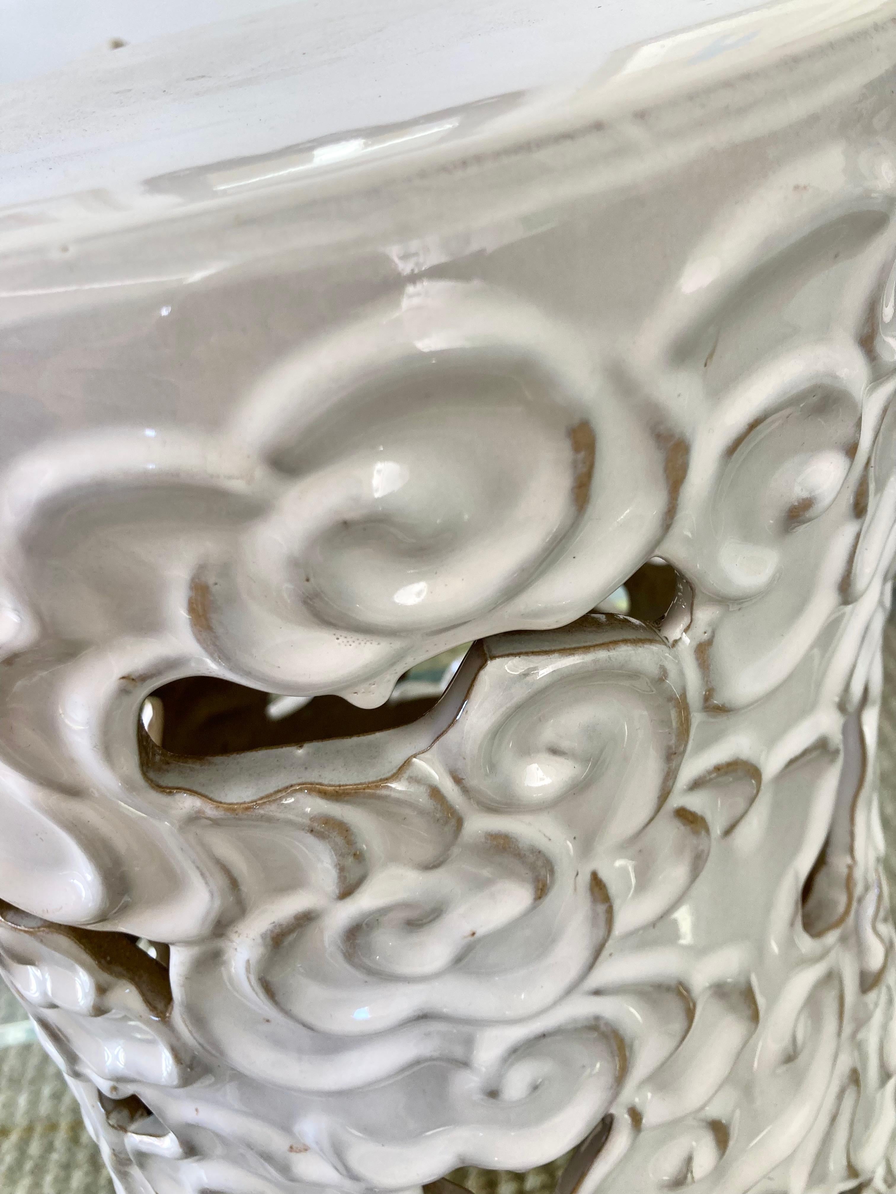 Weiß glasierter Keramik-Wolken-Gartensitz im Angebot 1