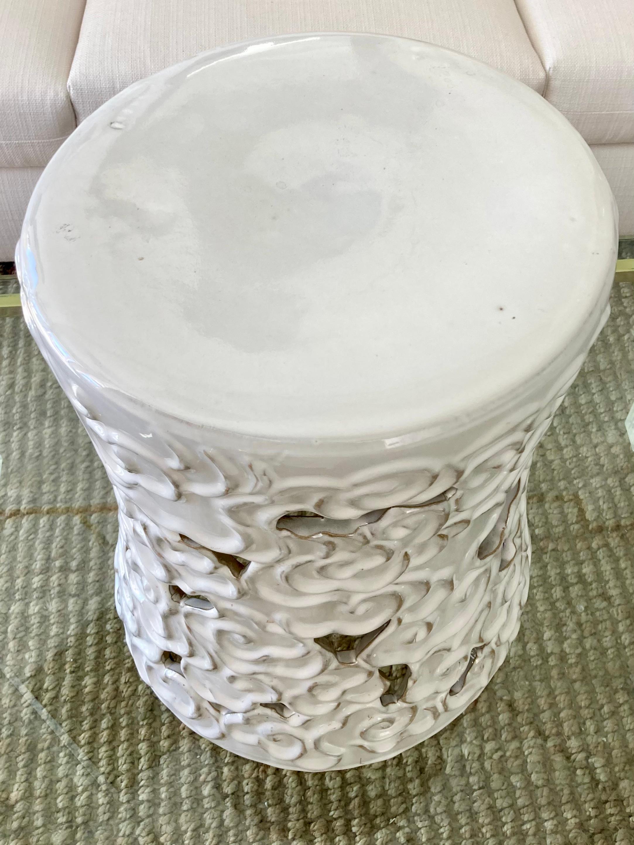 Weiß glasierter Keramik-Wolken-Gartensitz im Angebot 2